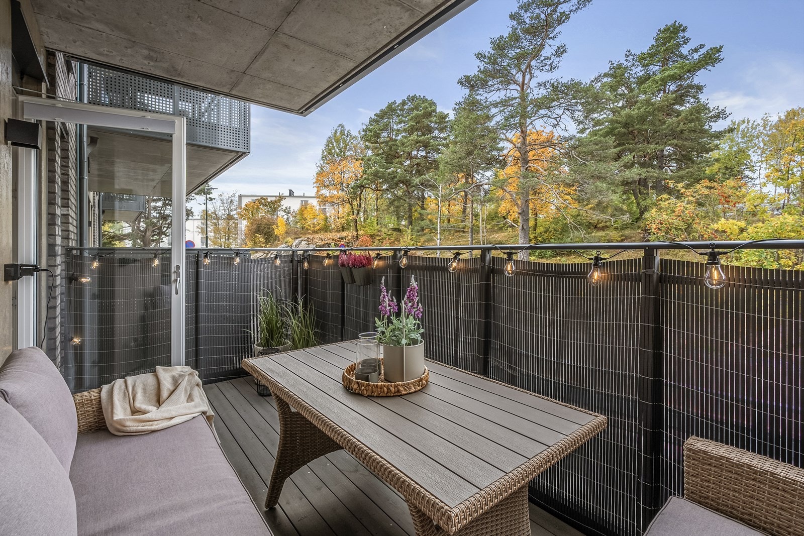 Det er terrassebord på gulv og rekkverk med glassfelt. Galleribilde