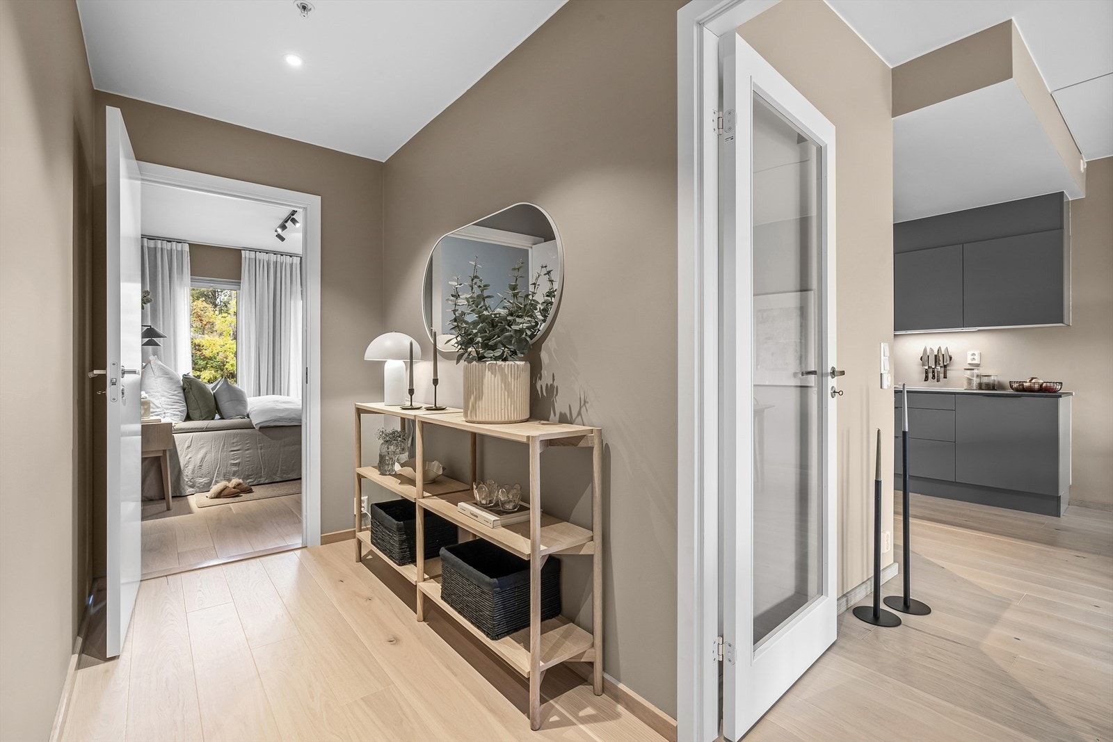 Det er innerdør med glassfelt fra entré til stue/kjøkken. Galleribilde