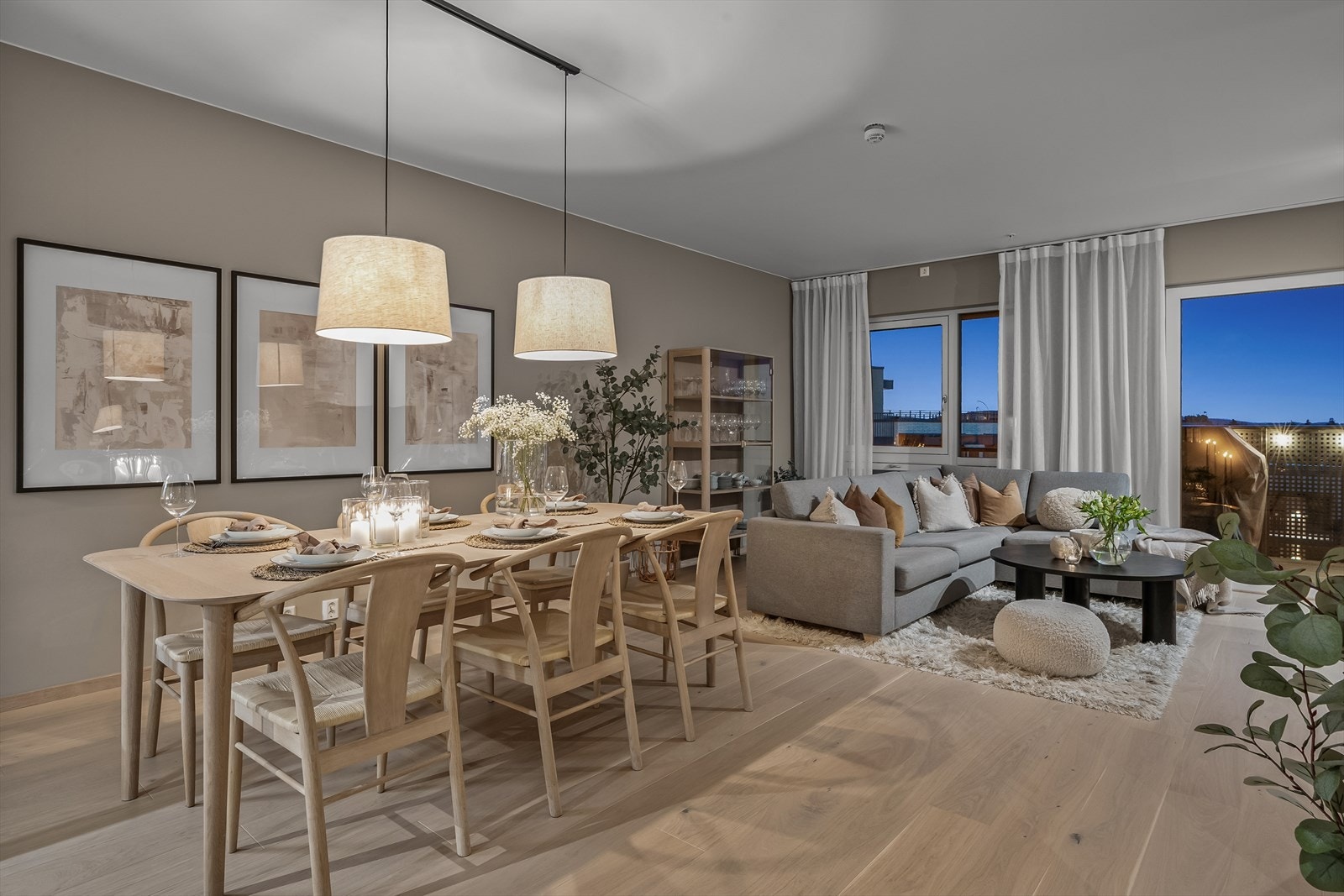 En rålekker og innbydende 4-R selveierleiligheten som sto innflytningsklar i 2023 og holder en meget god standard. Galleribilde