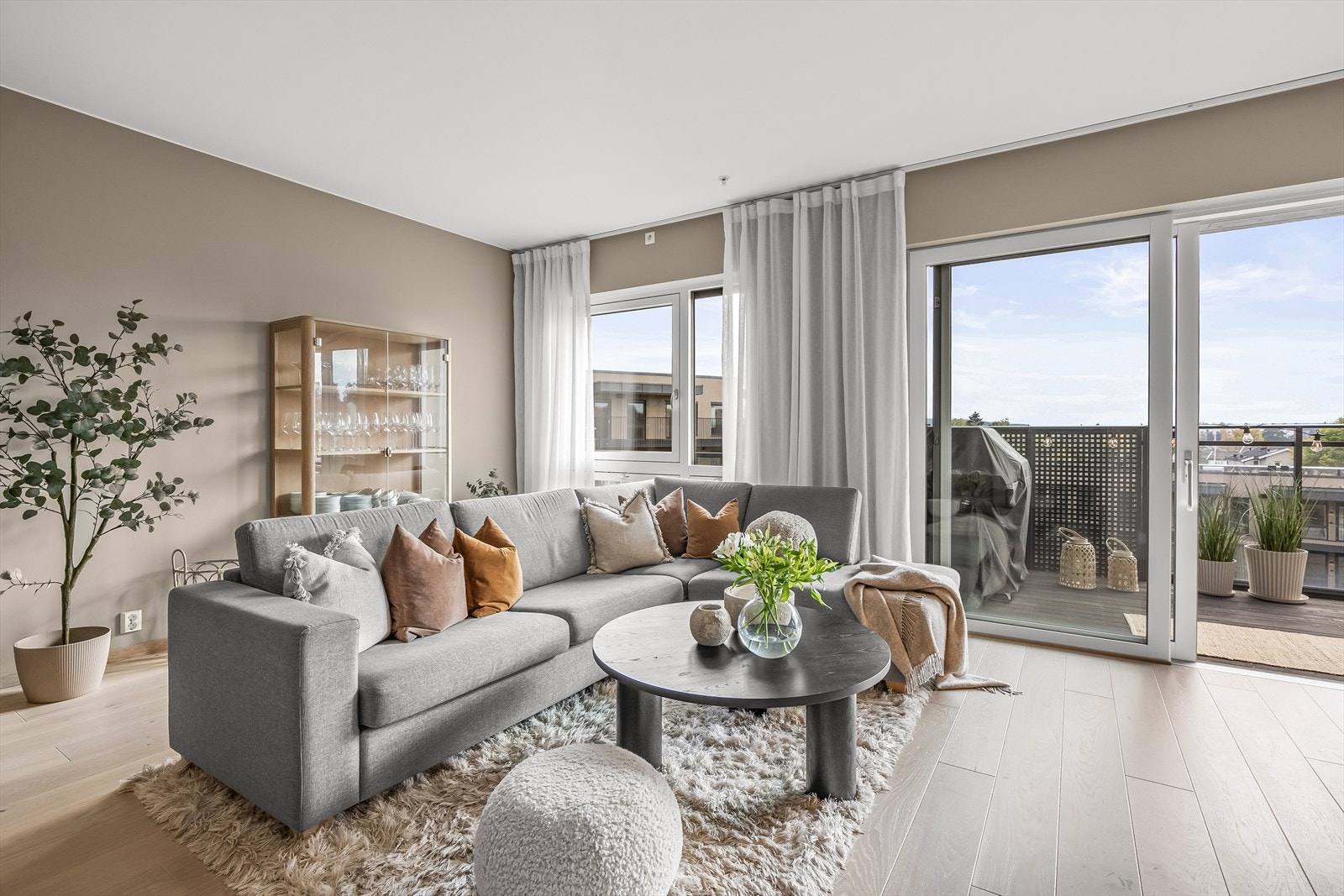 Det er balkongskyvedør med 3-lags press glass og store vindusflater. Galleribilde