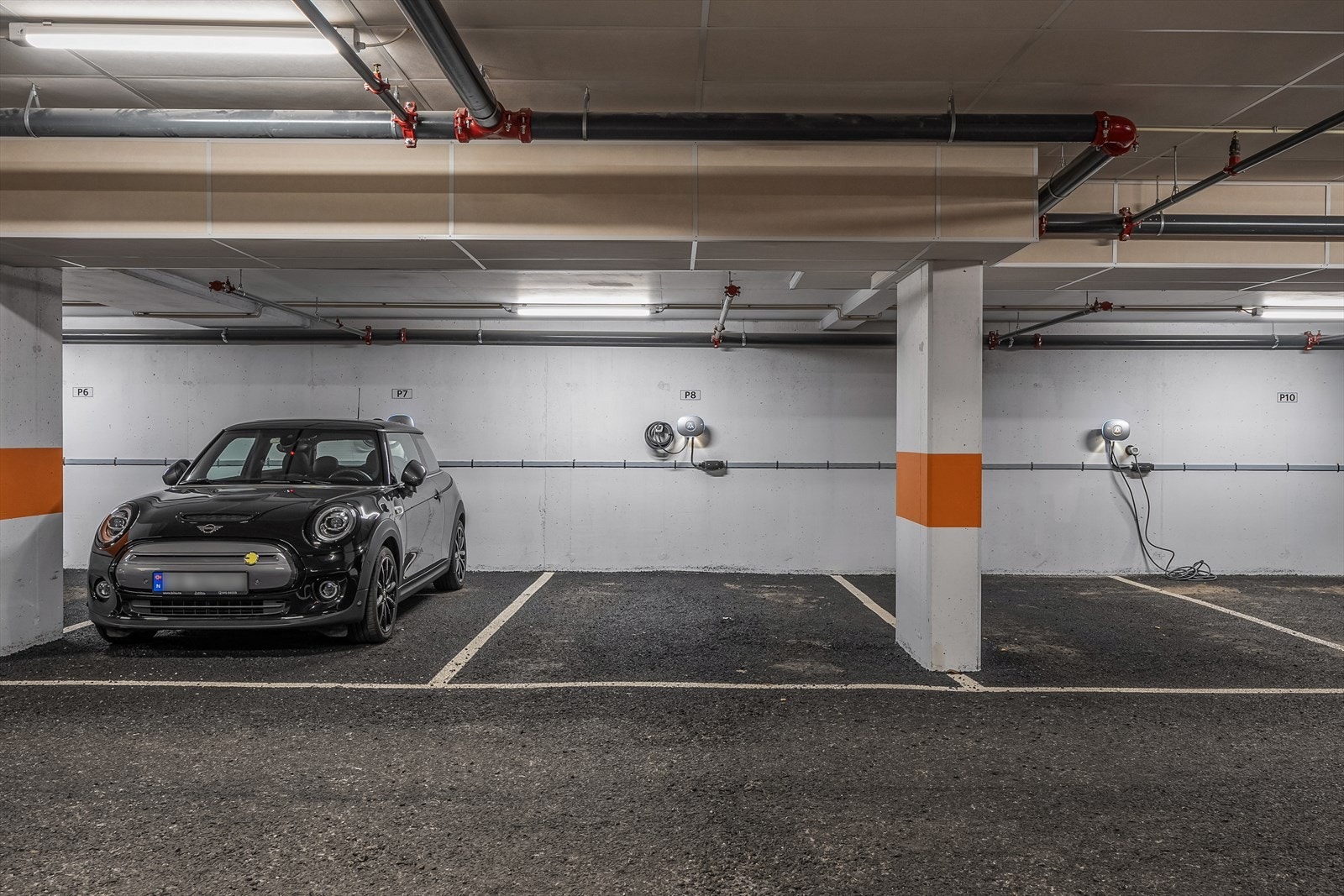 Det medfølger garasjeplass med el-billader. Her er det også anviste plasser for sykler, mopeder, sykkelvogn og kjelke. Galleribilde