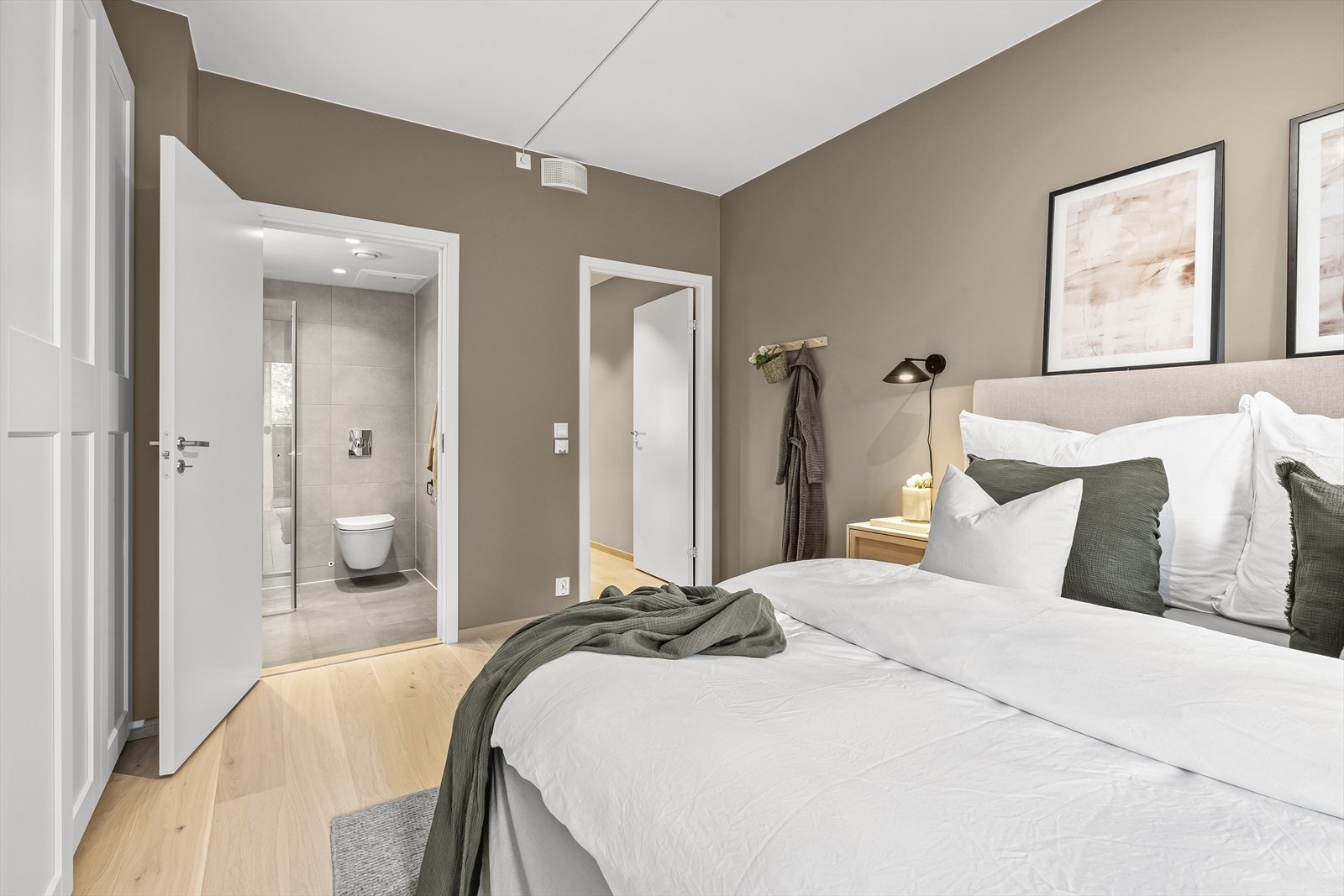 Fra hovedsoverommet er det tilgang til boligens andre baderom. Galleribilde