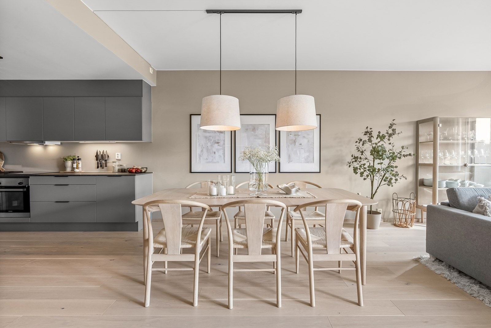 Her er det plass til en stor spisegruppe for sosiale sammenkomster. Galleribilde