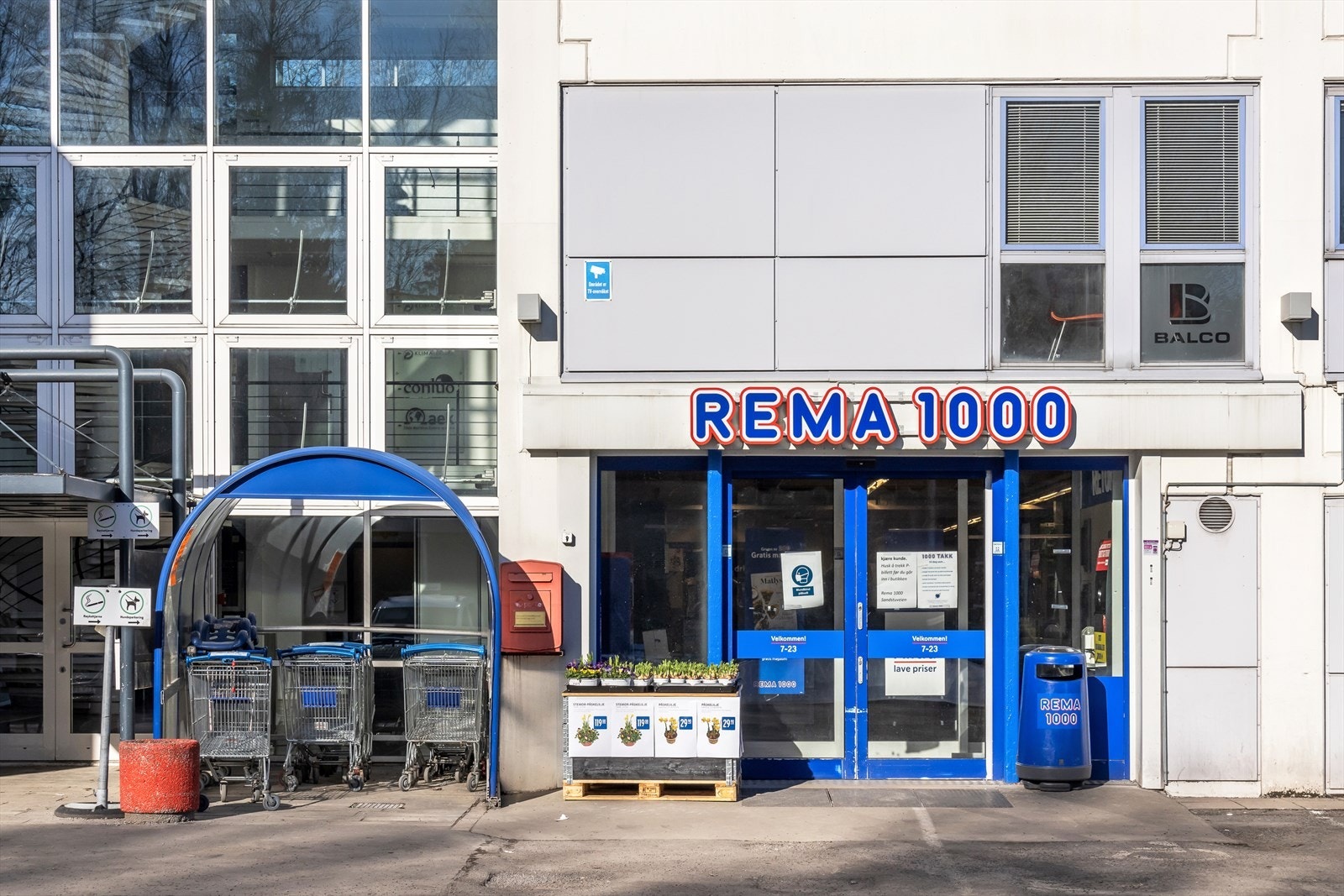 Ca. 5 minutters gange til nærmeste dagligvareforretning Rema1000. Galleribilde