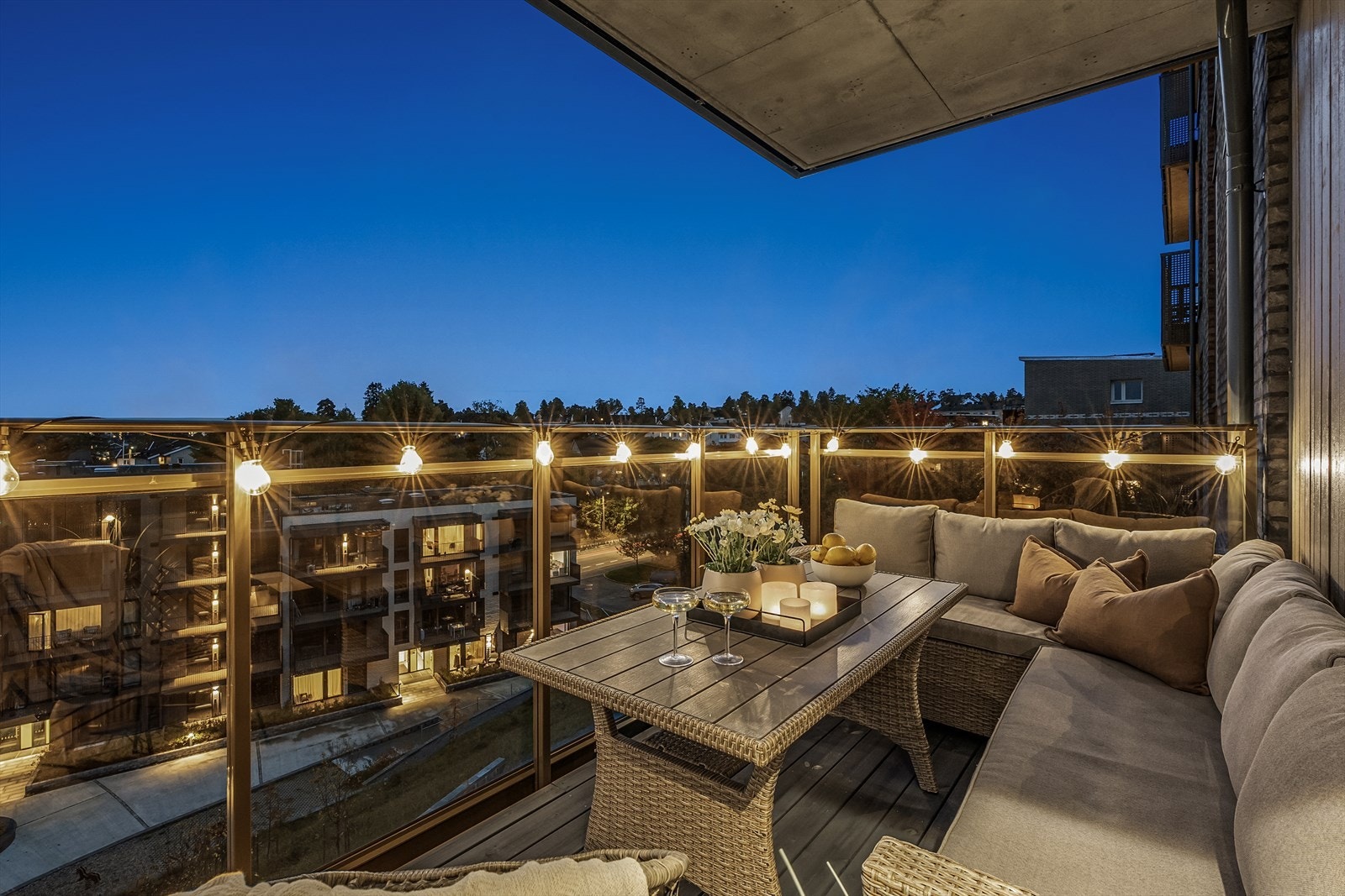 Det er terrassebord på gulv og rekkverk med glassfelt for å bevare den fine utsikten. Galleribilde