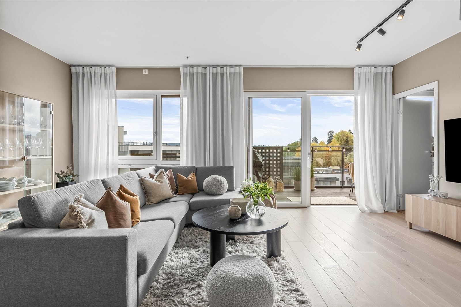 Fine detaljer som slette vegger i moderne farger og flotte 1-stavs parkettgulv med vannbåren gulvvarme som er gjennomgående for leiligheten. Galleribilde