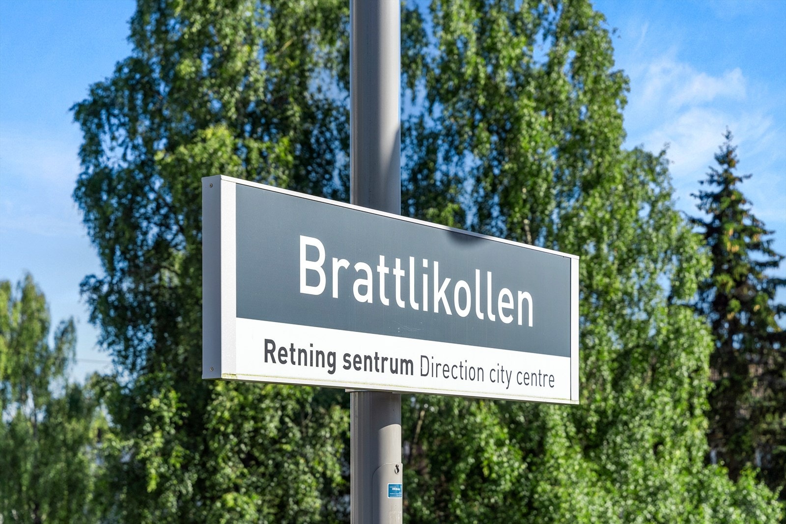 Ca. 3 minutter til Brattlikollen T-banestasjon som tar deg til sentrum på 15 min. Ellers kan t-banen tas to t-banestopp andre veien for å komme til Lambertseter senter med meny, kafeer, kino, vinmonopol m.m.! Galleribilde
