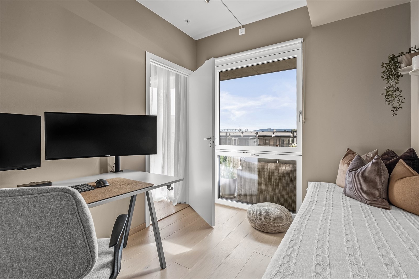 Soverom 3 er i tilknytning til stuen og vender forøvrig inn mot sameiets fellesområdet i rolige og grønne omgivelser. Galleribilde