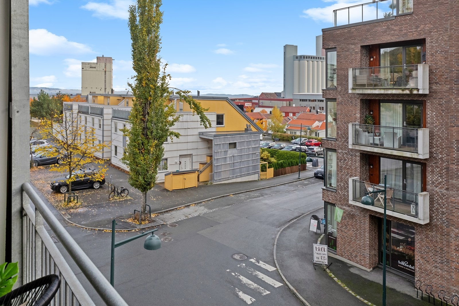 Ellers gode solforhold i felles uteareal i opparbeidet grøntområder hos sameiet. Galleribilde