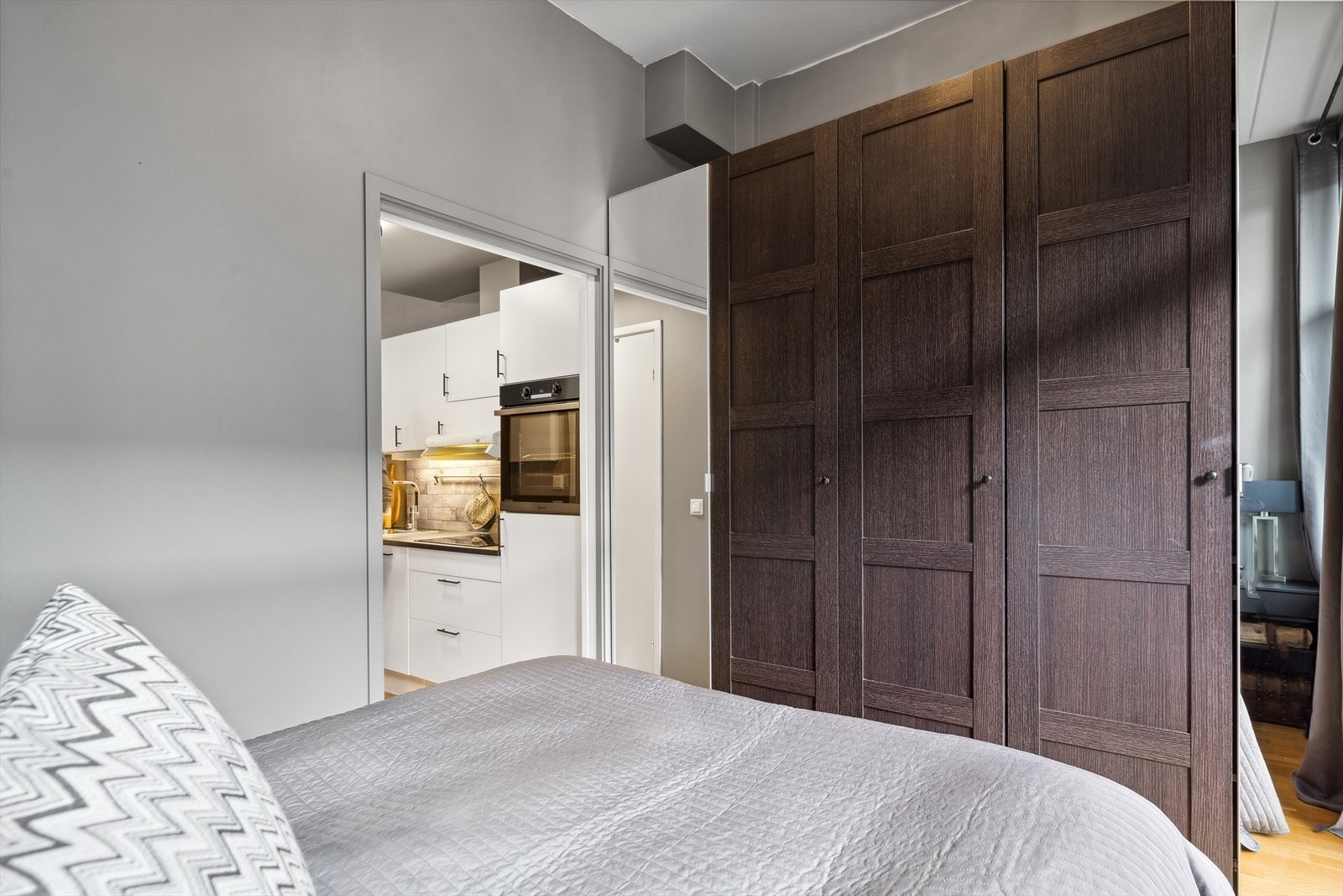 Høye garderobeskap som strekker seg langs hele kortveggen på 2,6 meter gir god lagringsplass. Galleribilde