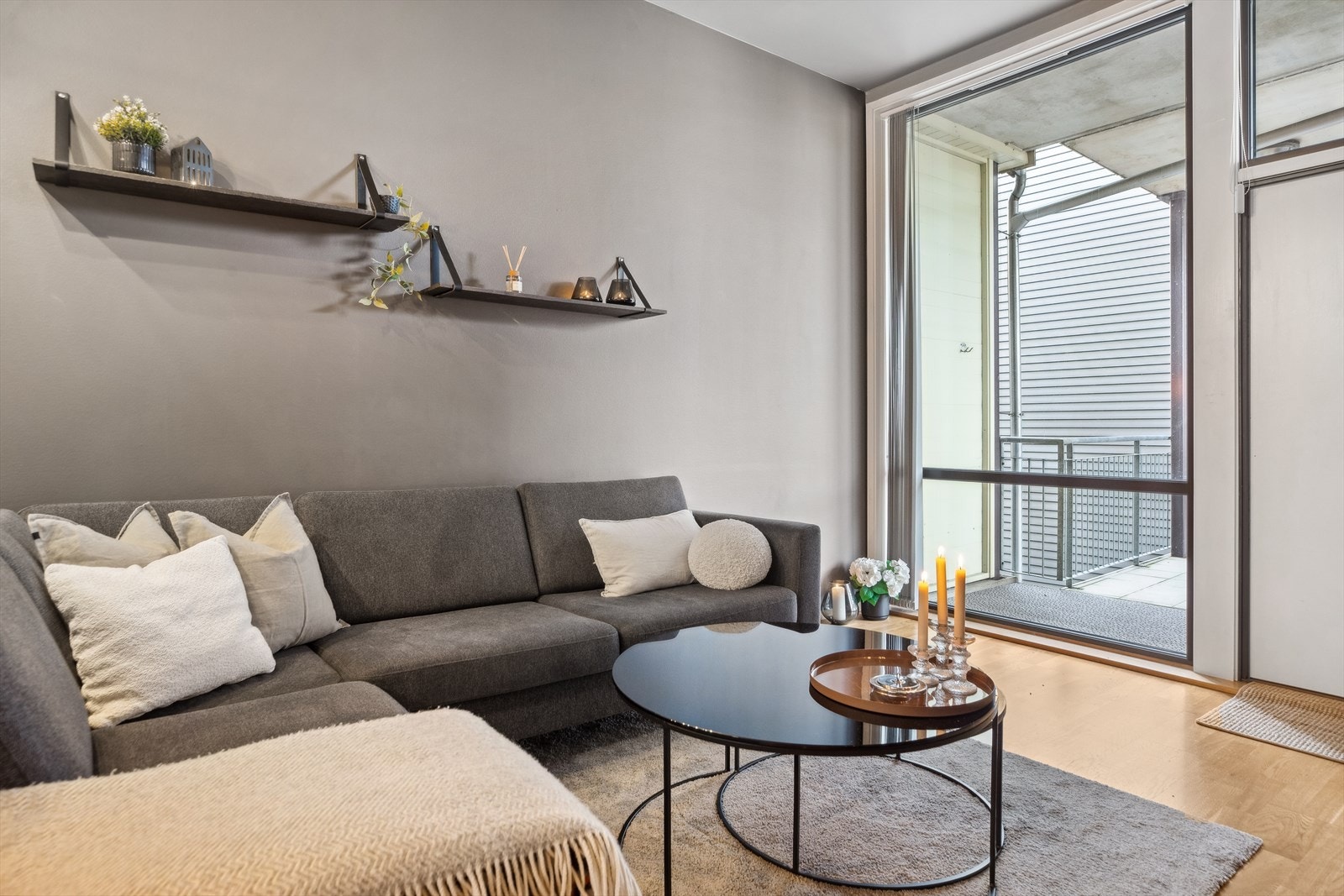 Stue/kjøkken-areal på 20,5 m² gir plass for flere soner som blant annet kontorstasjon i tillegg til sofagruppe og spisebord. Galleribilde