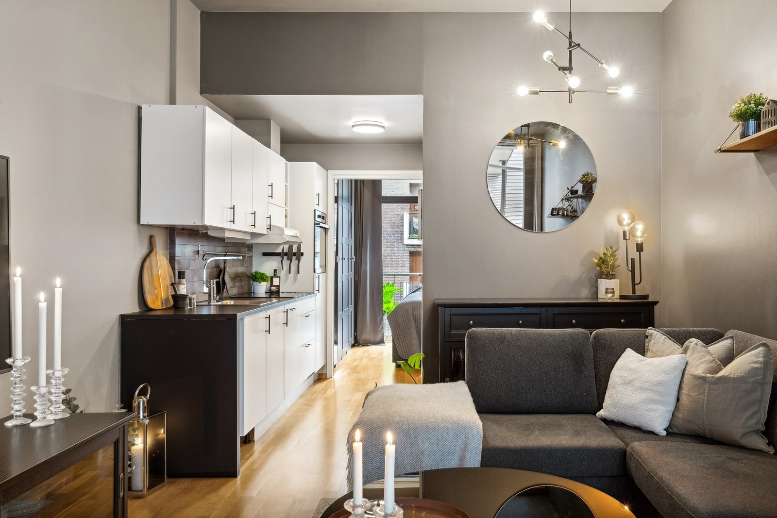 Vegger og tak ble malt med duse og moderne farger i 2023. Galleribilde