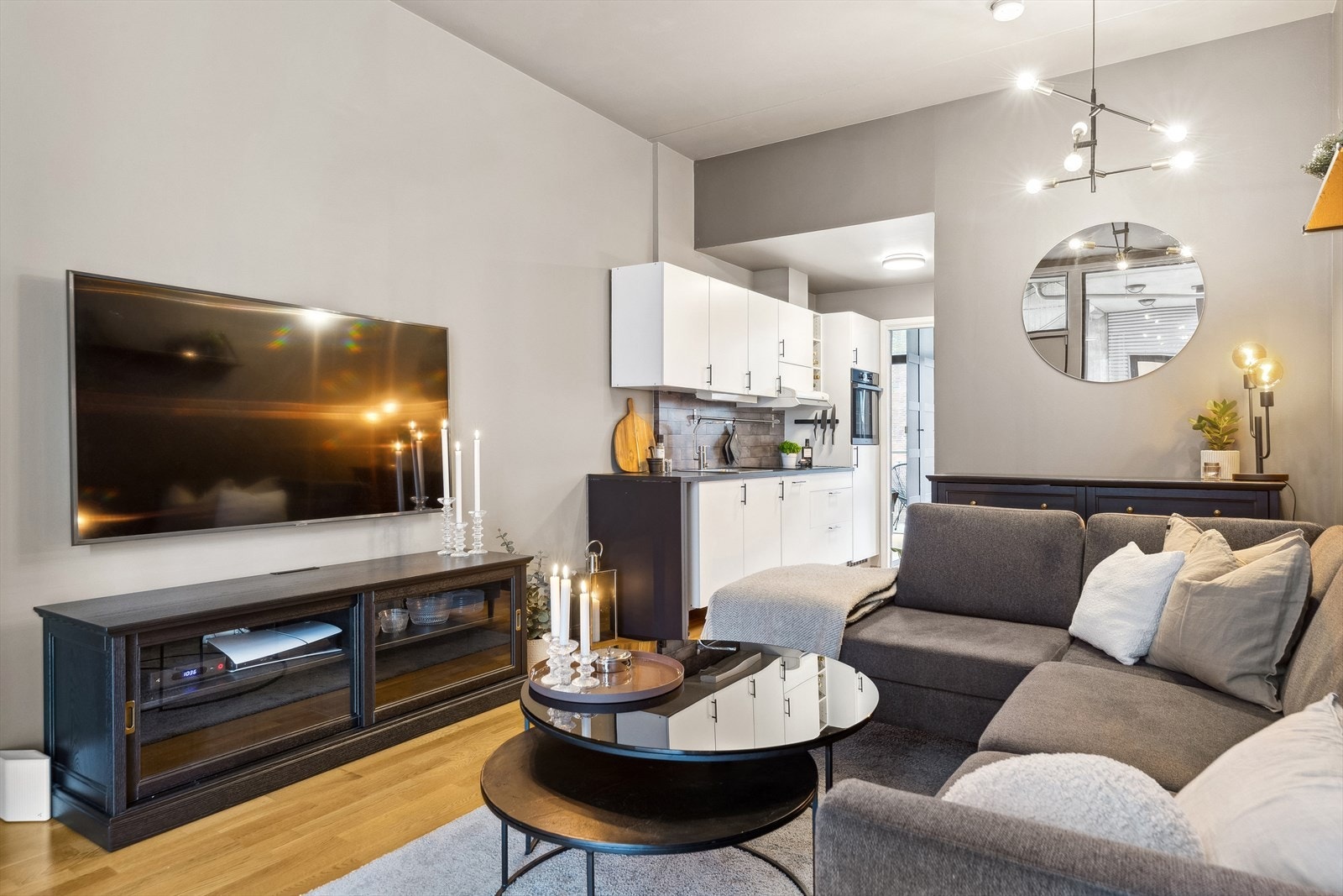 Velkommen til Mellomila 63! Moderne og lettstelt 2-roms selveierleilighet i 2. etg med balkong. Galleribilde