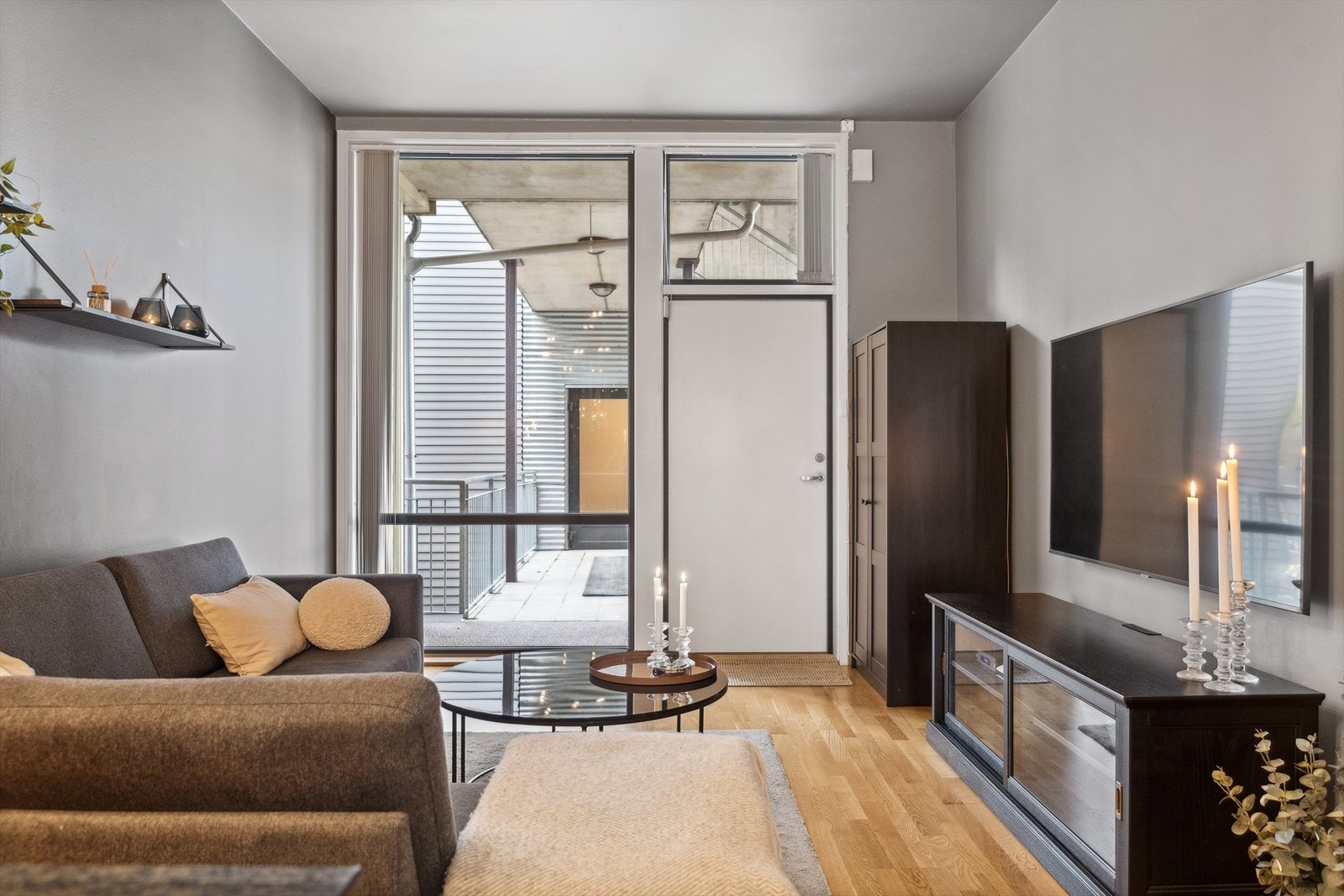 Høy himling og store vindusflater gjør at leiligheten oppleves som romslig og lys. Galleribilde