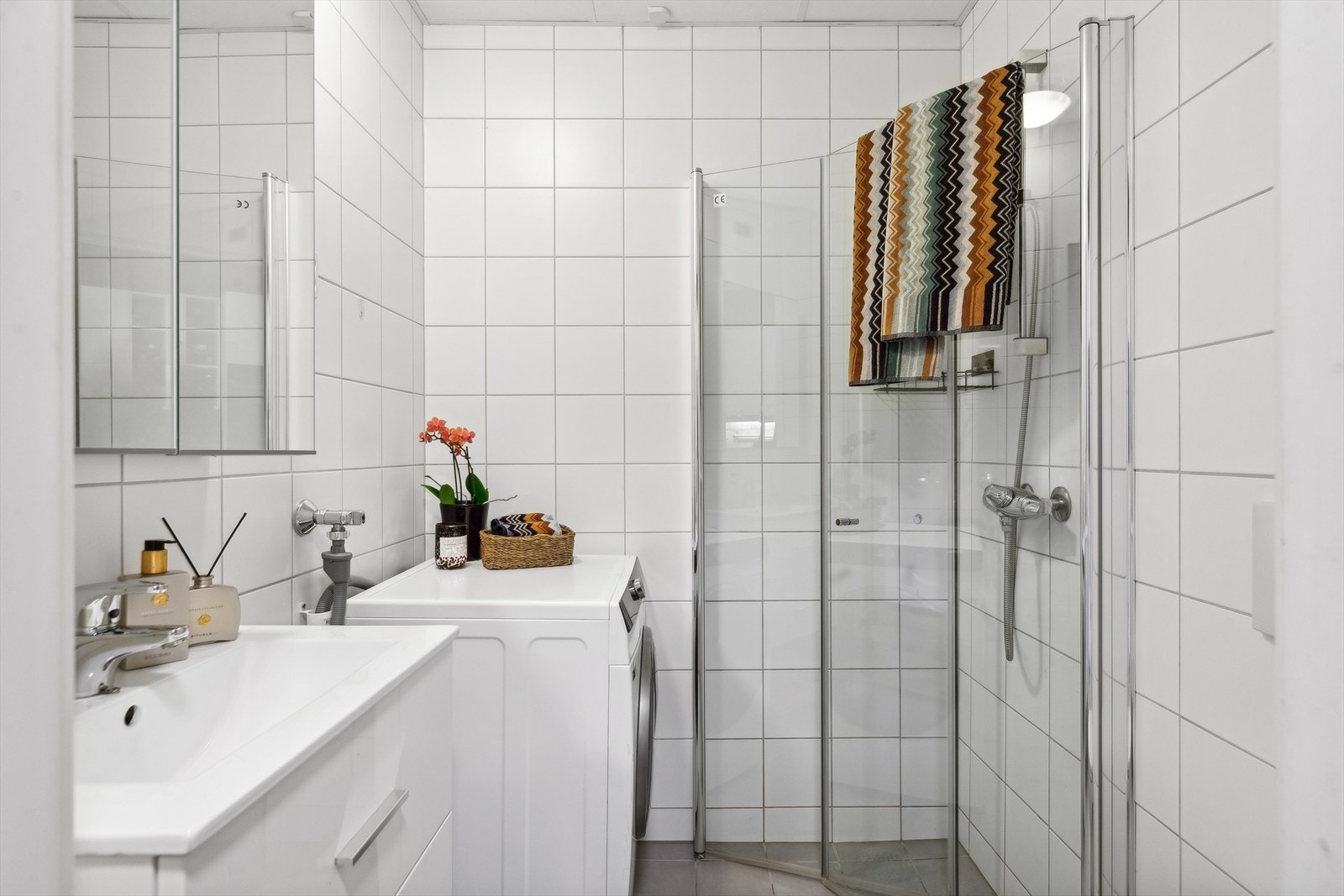 Hverdagslig komfort med varmekabler i gulv og nyttig planløsning med plass til stor vaskemaskin. Galleribilde