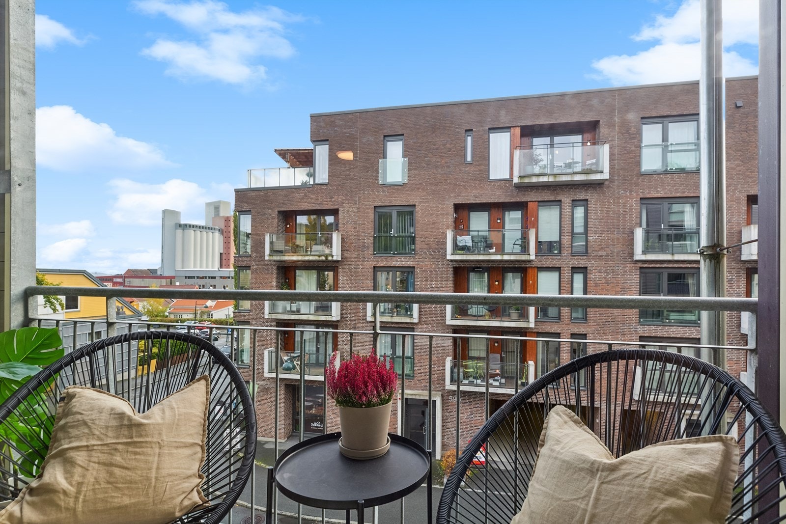 Her kan man nyte solen fra morgen til tidlig ettermiddag (kl 8-13 ref. selger). Galleribilde