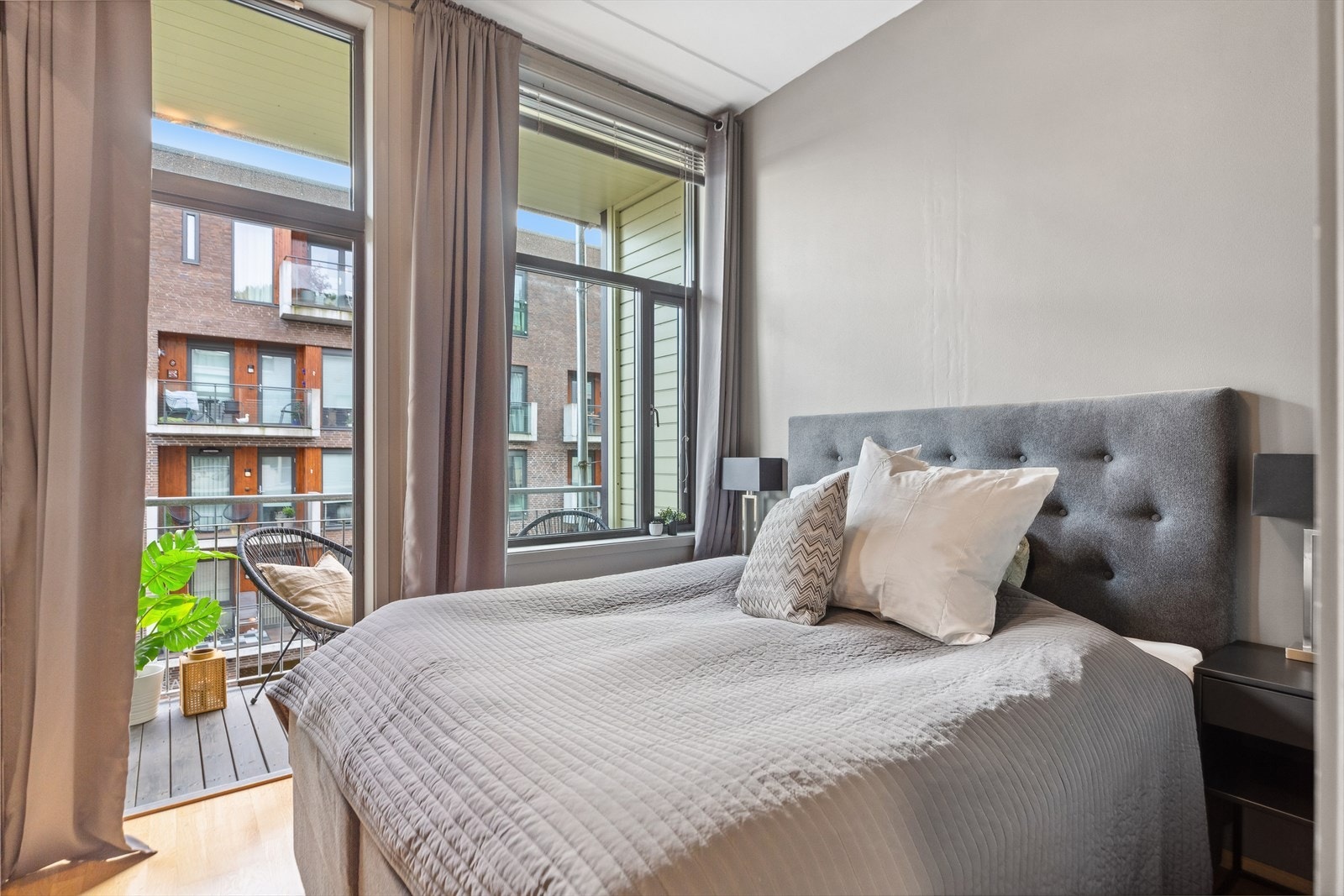 Soverommet er på 8,7m² og har god plass til en stor seng, eller eventuelt en mindre seng og kontorstasjon. Galleribilde