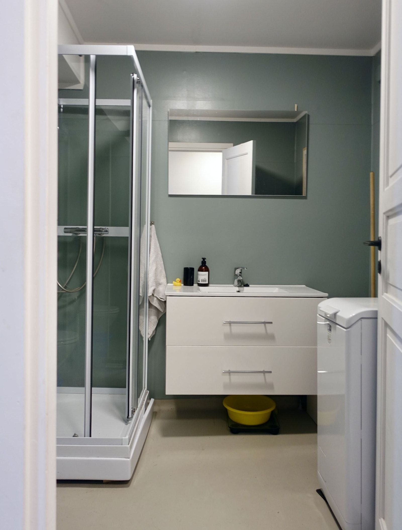 Badet har malte overflater, men alt inventaret er nytt i 2022/2023 Galleribilde