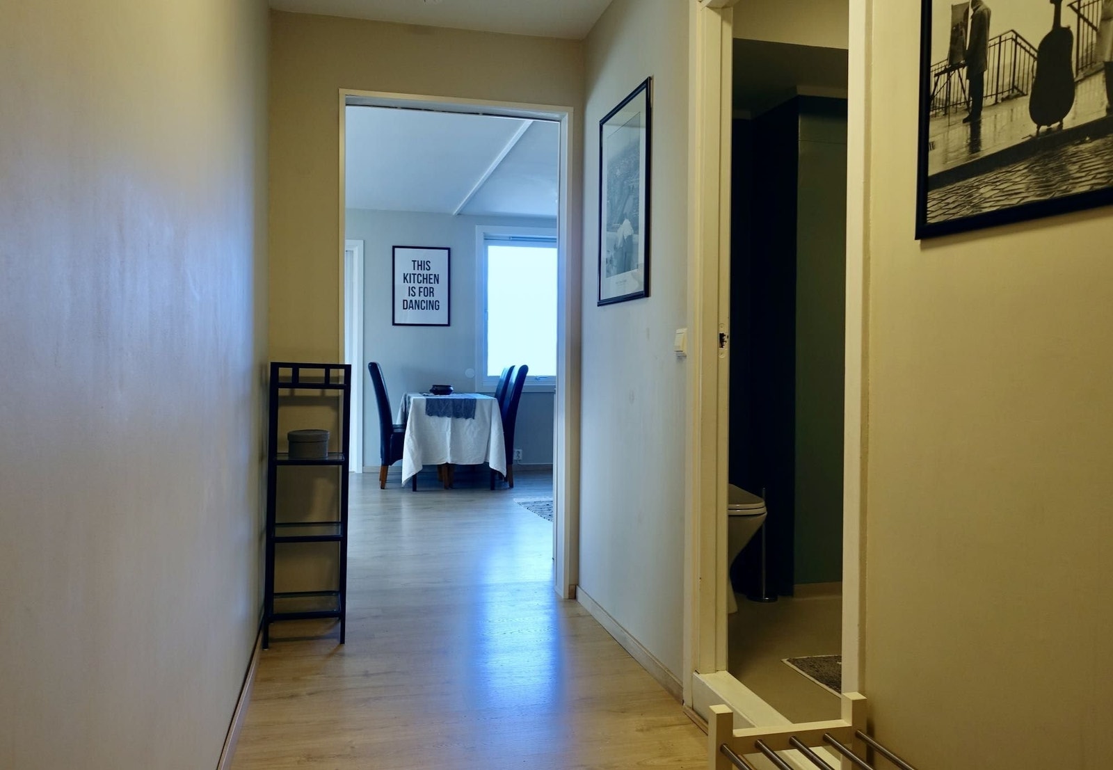 Gangen har dørfri adkomst til stue og kjøkken, men terskel mot badet Galleribilde