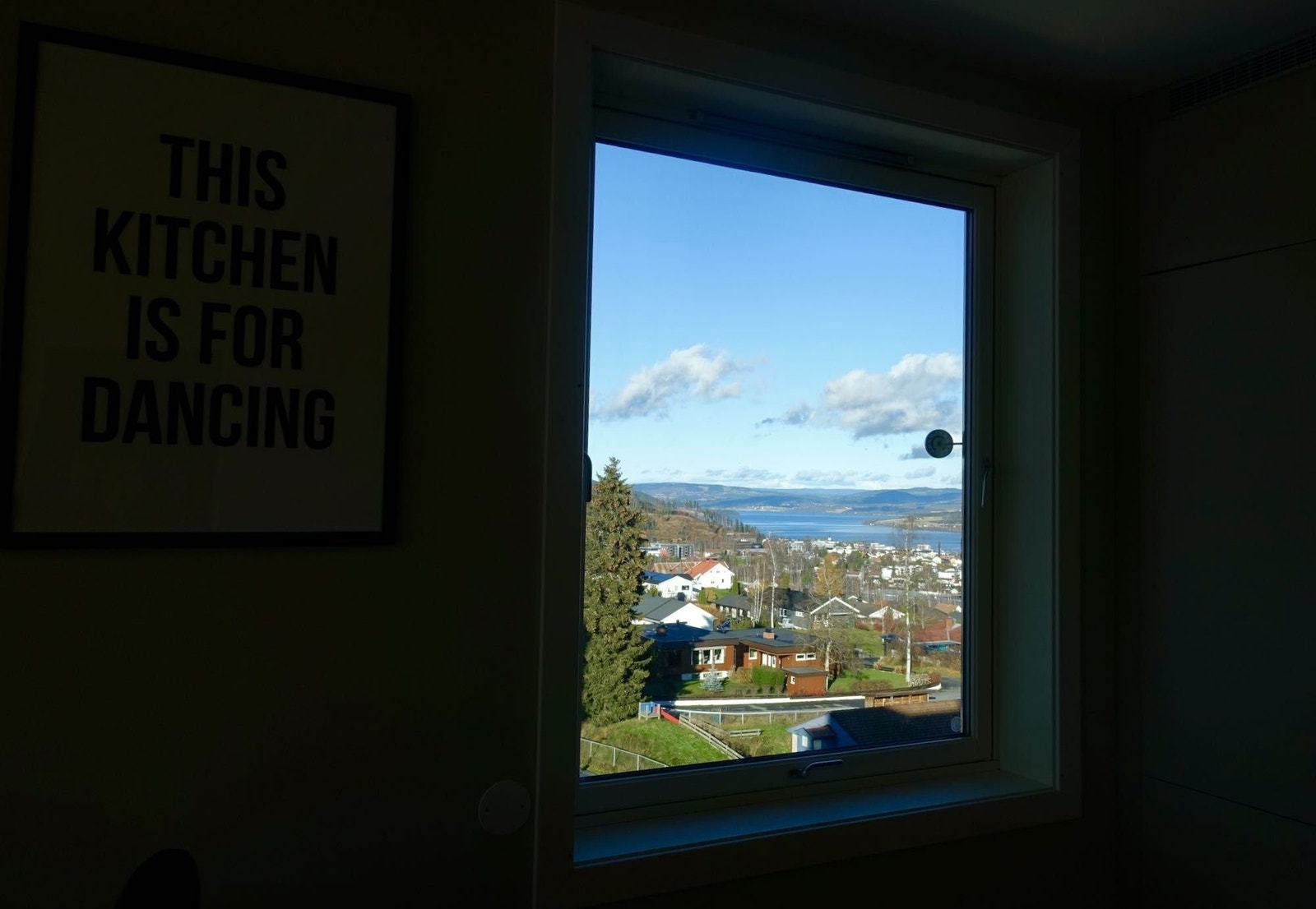 Fra kjøkkenet er det utsikt nordover langs Mjøsa Galleribilde