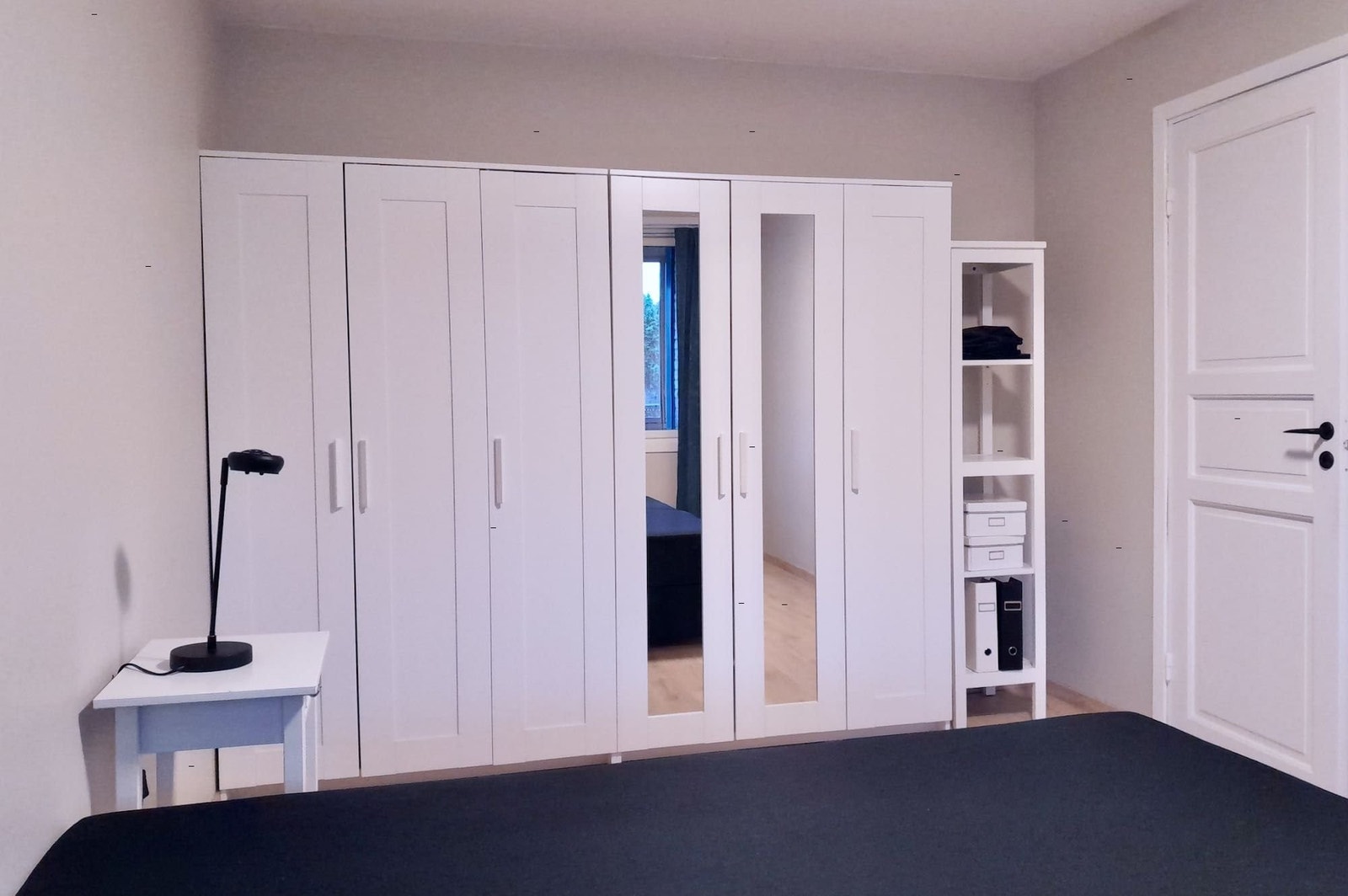 Soverommet er romslig og har god plass selv med stor dobbeltseng. Galleribilde