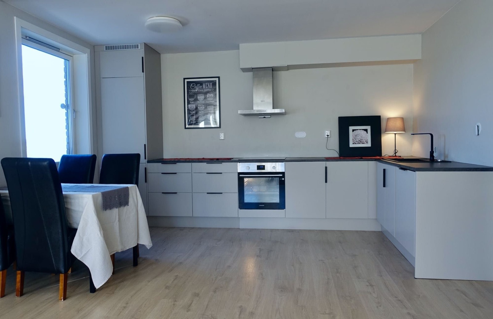 Åpent kjøkken (Epoq fra elkjøp) som en del av den store stuen Galleribilde