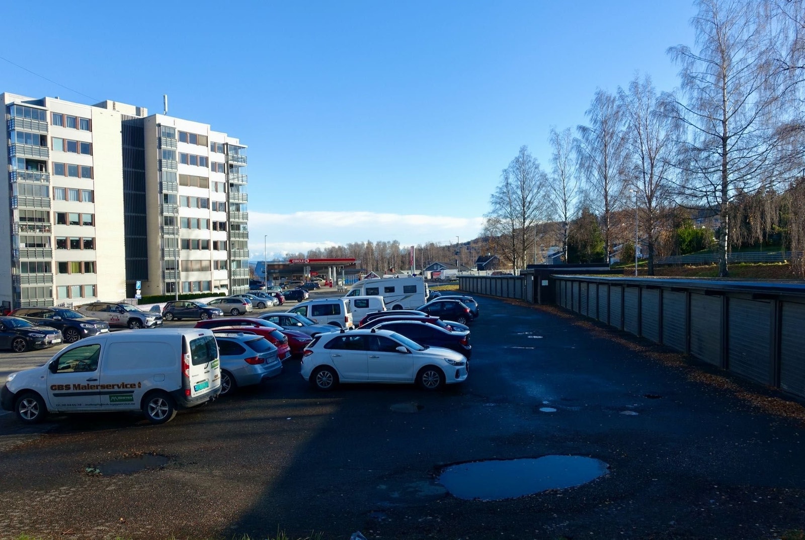 Felles parkeringsplass er gratis og har alltid parkeringsmulighet for både eiere og gjester, uten registrering eller avtale. Galleribilde