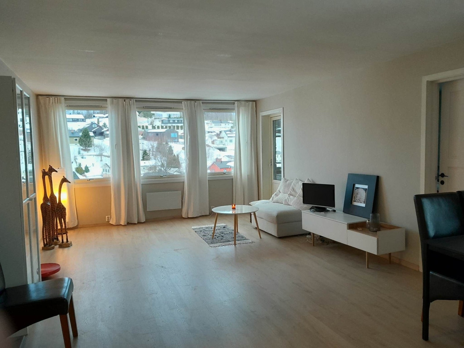 Stuen mot de store vinduene og balkongen Galleribilde