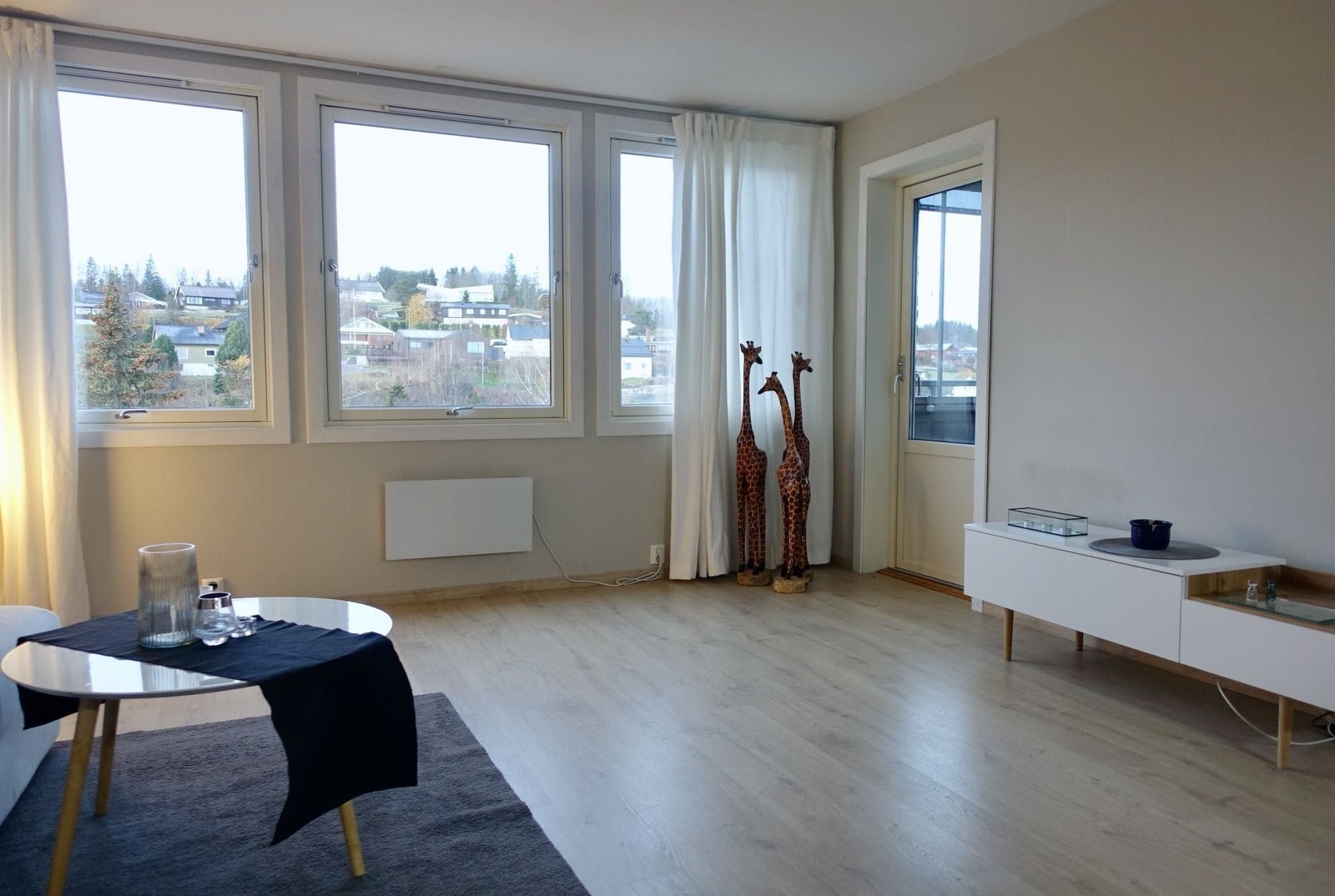 Fra stuen er det utgang til balkongen og utsikt mot vest Galleribilde