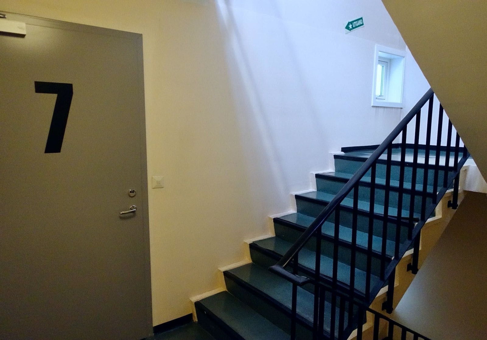 Trappen gir mulighet for litt trim. Lys i alle etasjer og greit vedlikeholdt Galleribilde