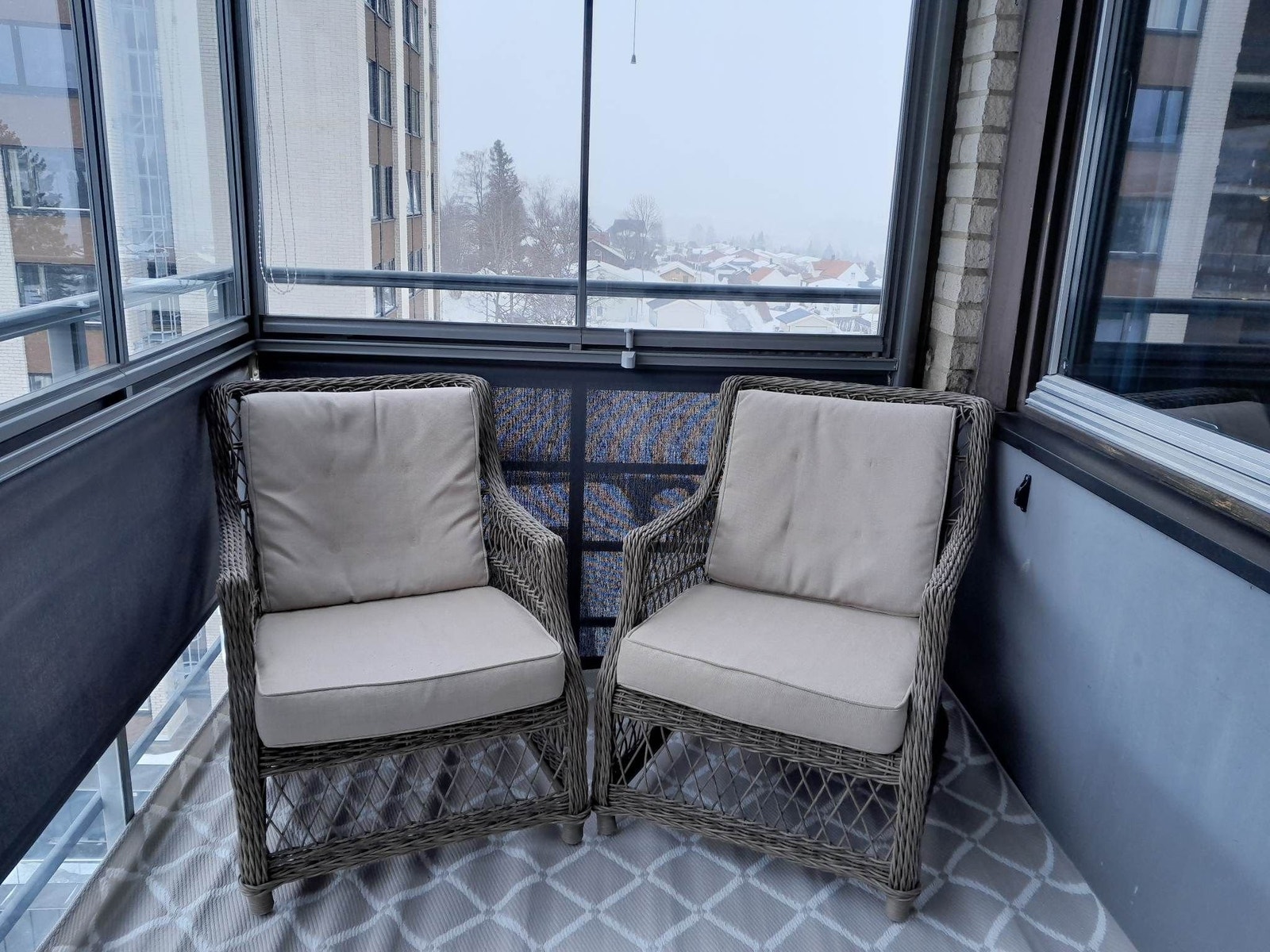 Balkongen er innglasset og kan brukes også på en vinterdag Galleribilde