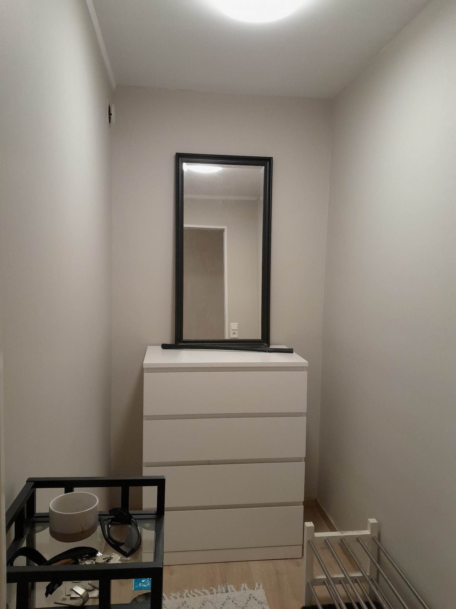 Garderoben har åpen løsning mot inngangsdøra Galleribilde