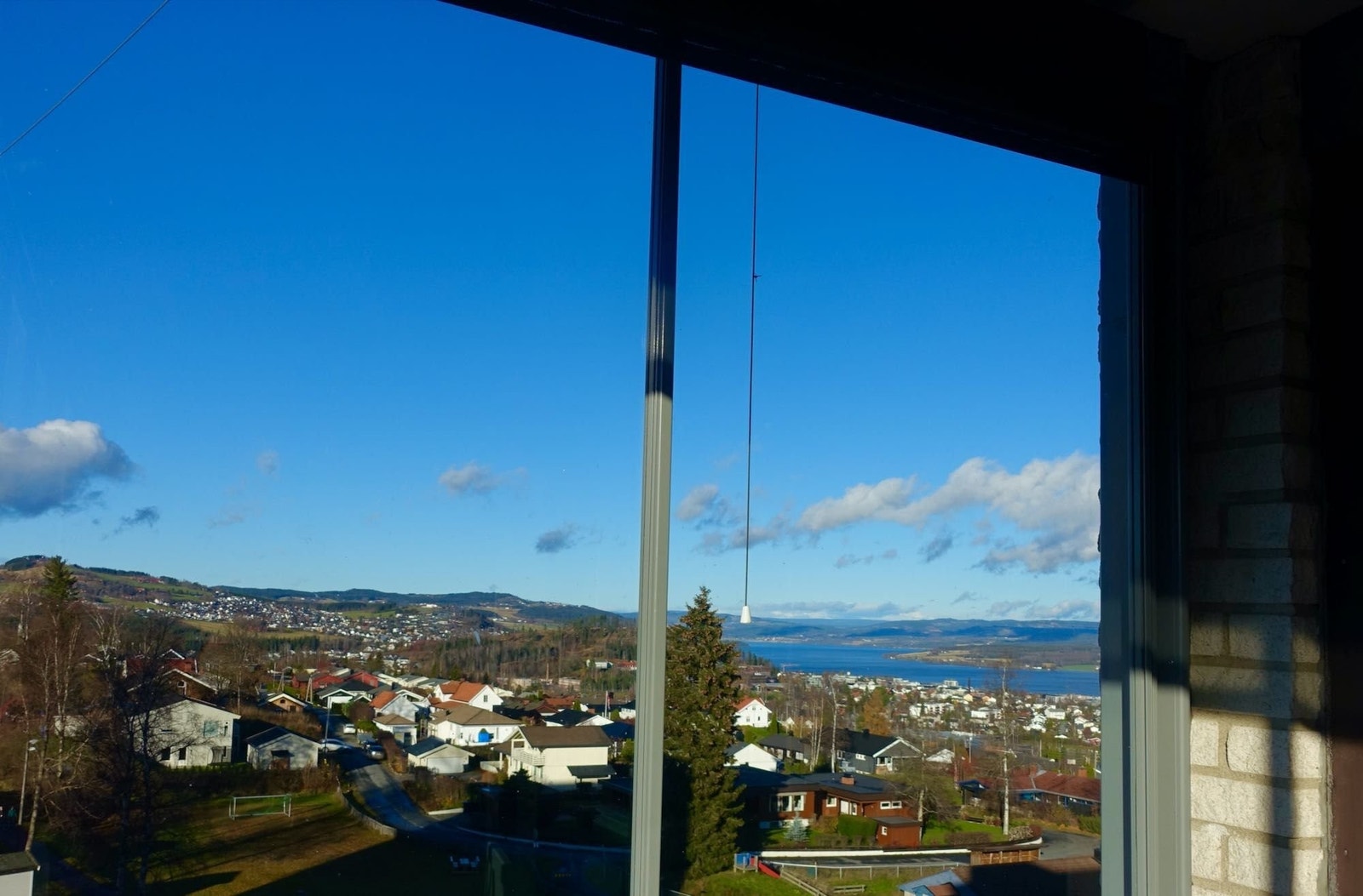 Legger man godviljen til kan man se nordover Mjøsa fra balkongen. Galleribilde