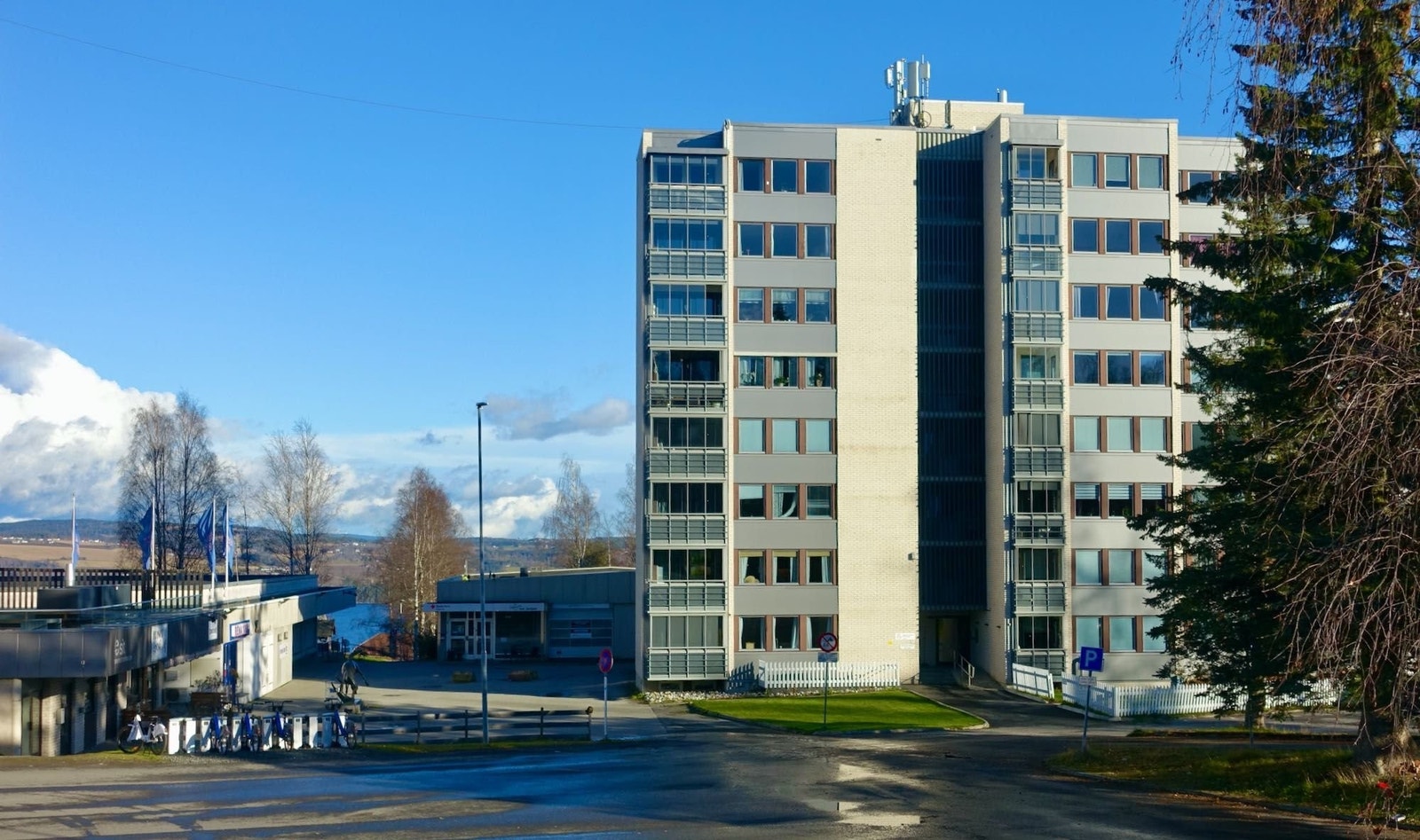 Leiligheten er i nest øverste etasje - midt på bildet Galleribilde