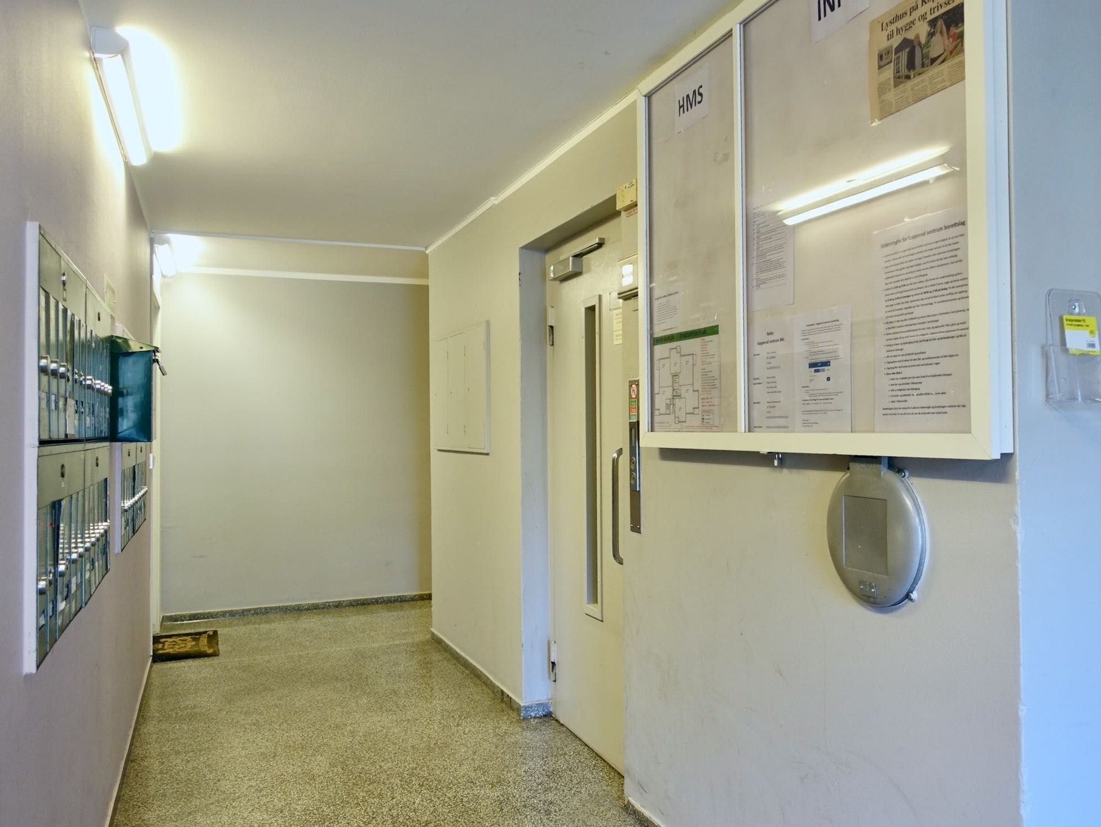 Inngangsparti med heis og postkasser Galleribilde