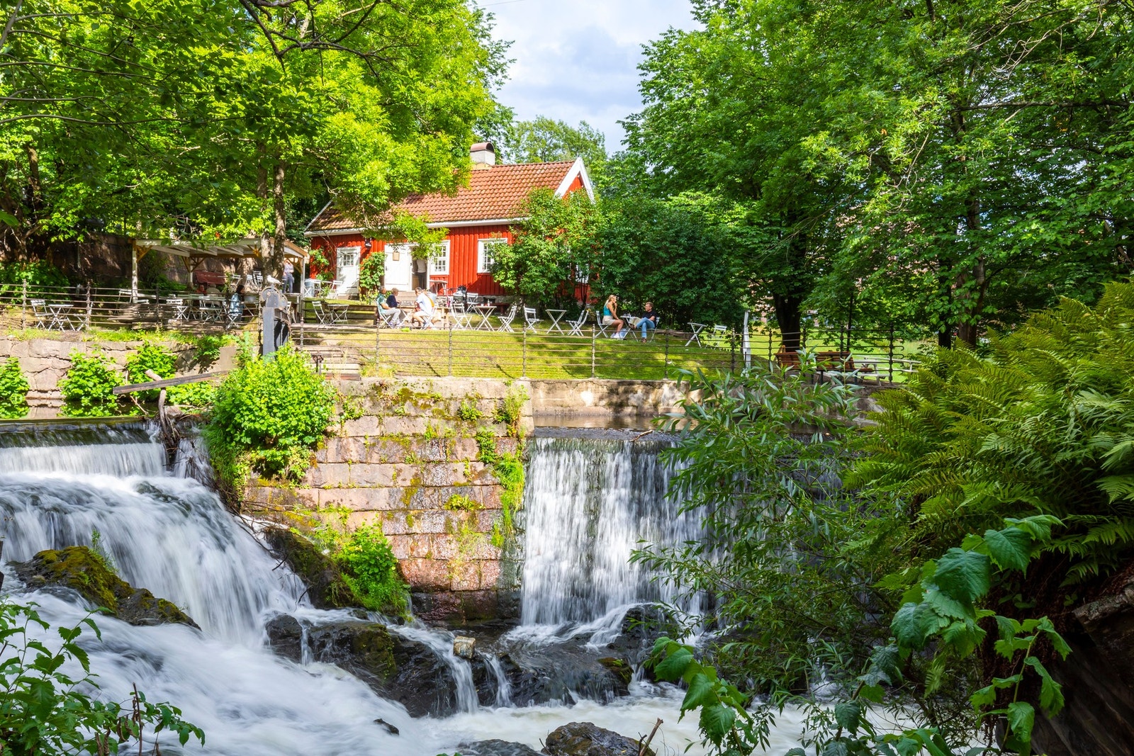 Langs Akerselva finnes det flotte tur- og rekreasjonsmuligheter. Her fra Hønse-Lovisas hus som serverer vafler, hønsesuppem boller og mer. Galleribilde
