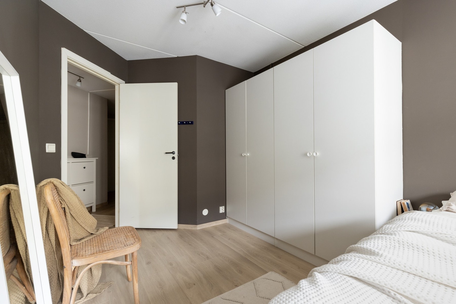 To garderobeskap gir godt med oppbevaring for klær, og blir selvsagt stående. Galleribilde