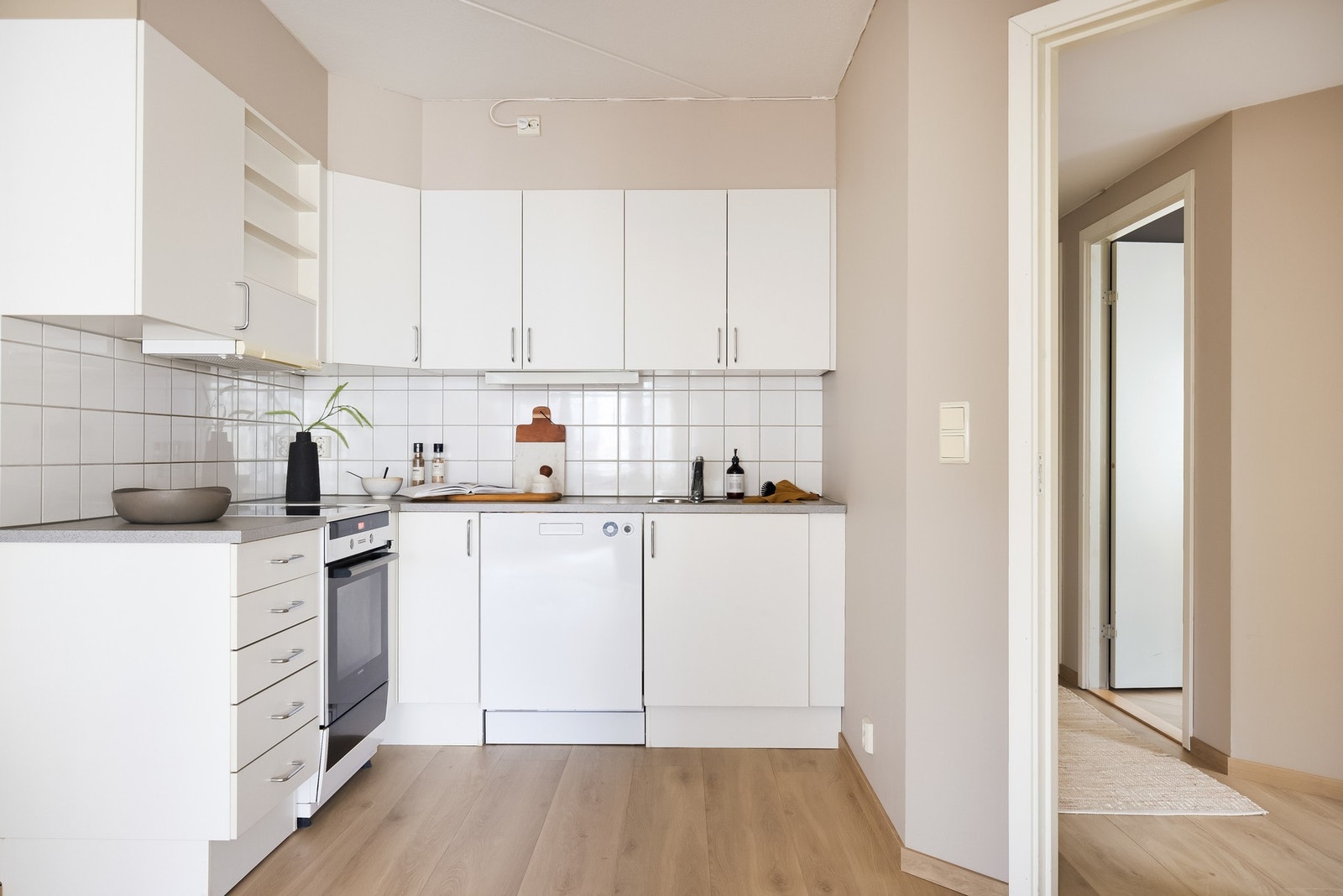 Av hvitevarer medfølger oppvaskmaskin og komfyr. Ventilator i overskap med mekanisk avtrekk. Galleribilde