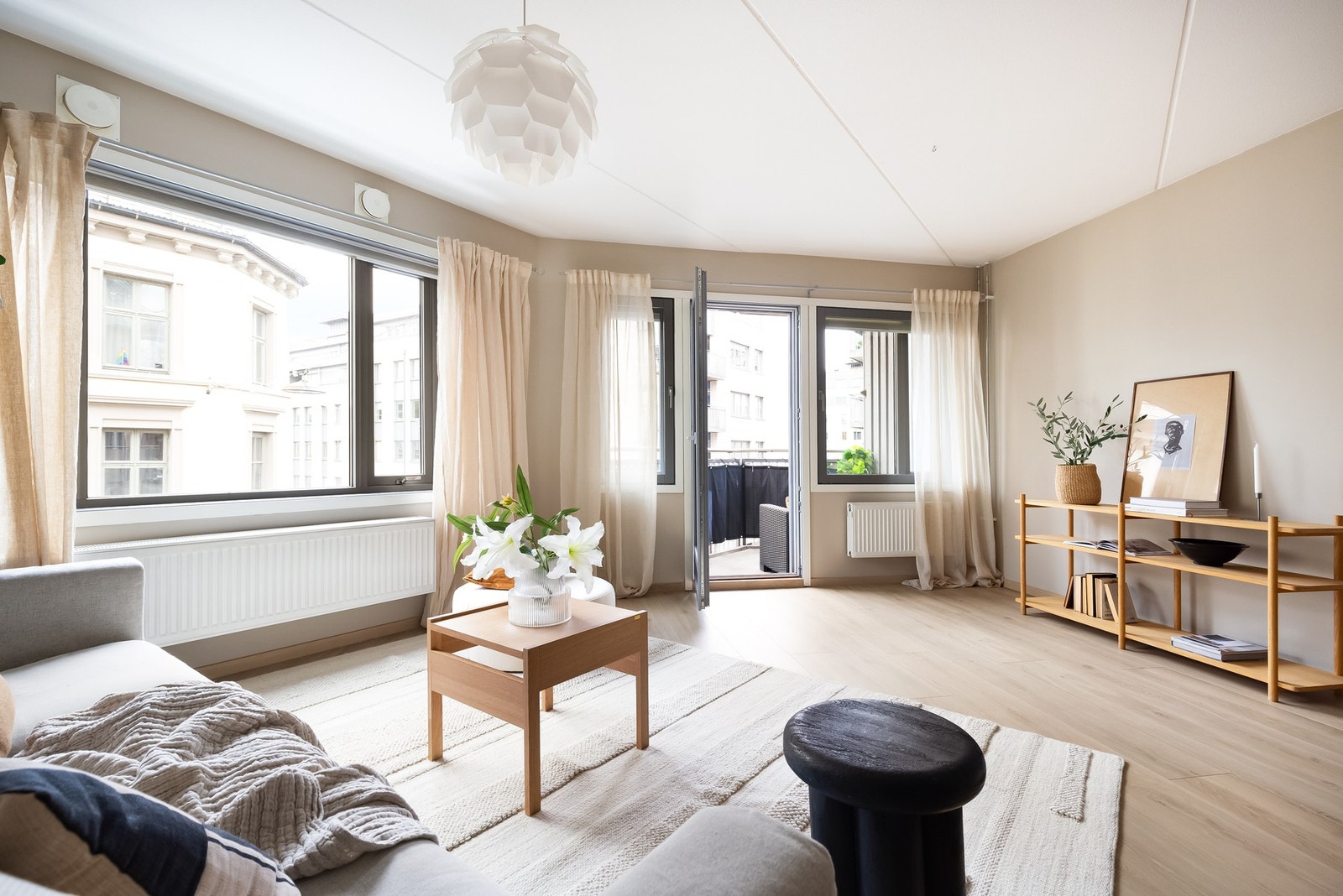 Dette er en tiltalende og romslig 3-roms hjørneleilighet beliggende i populære Ringnes park på Grünerløkka. Galleribilde