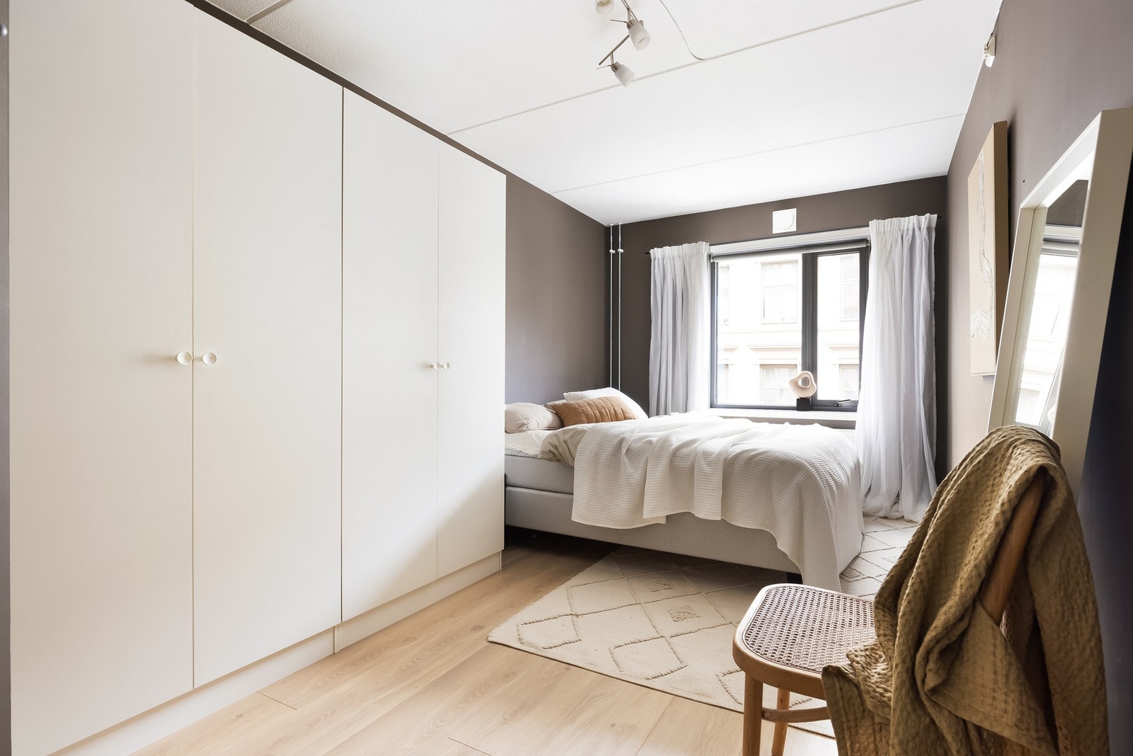 Boligen har i alt to soverom. Begge rommene vender mot rolige sidegate. Galleribilde