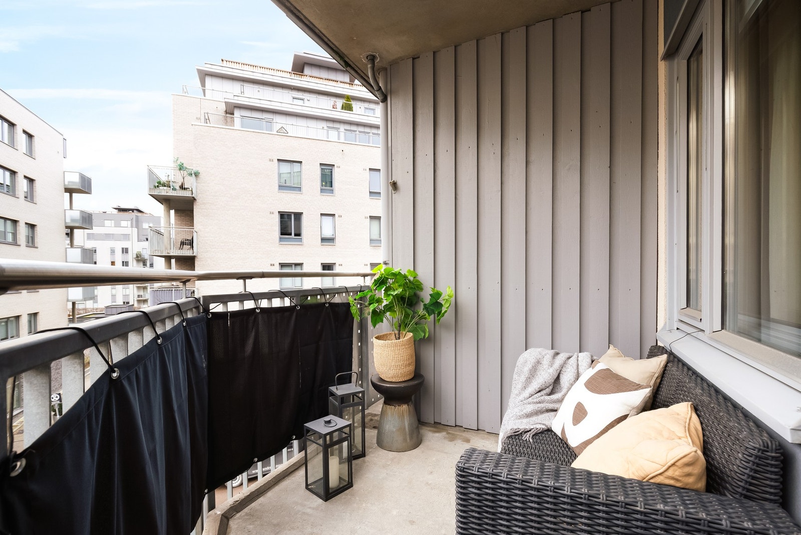 Balkongen er sydvestvendt og gir med det gode solforhold. Galleribilde