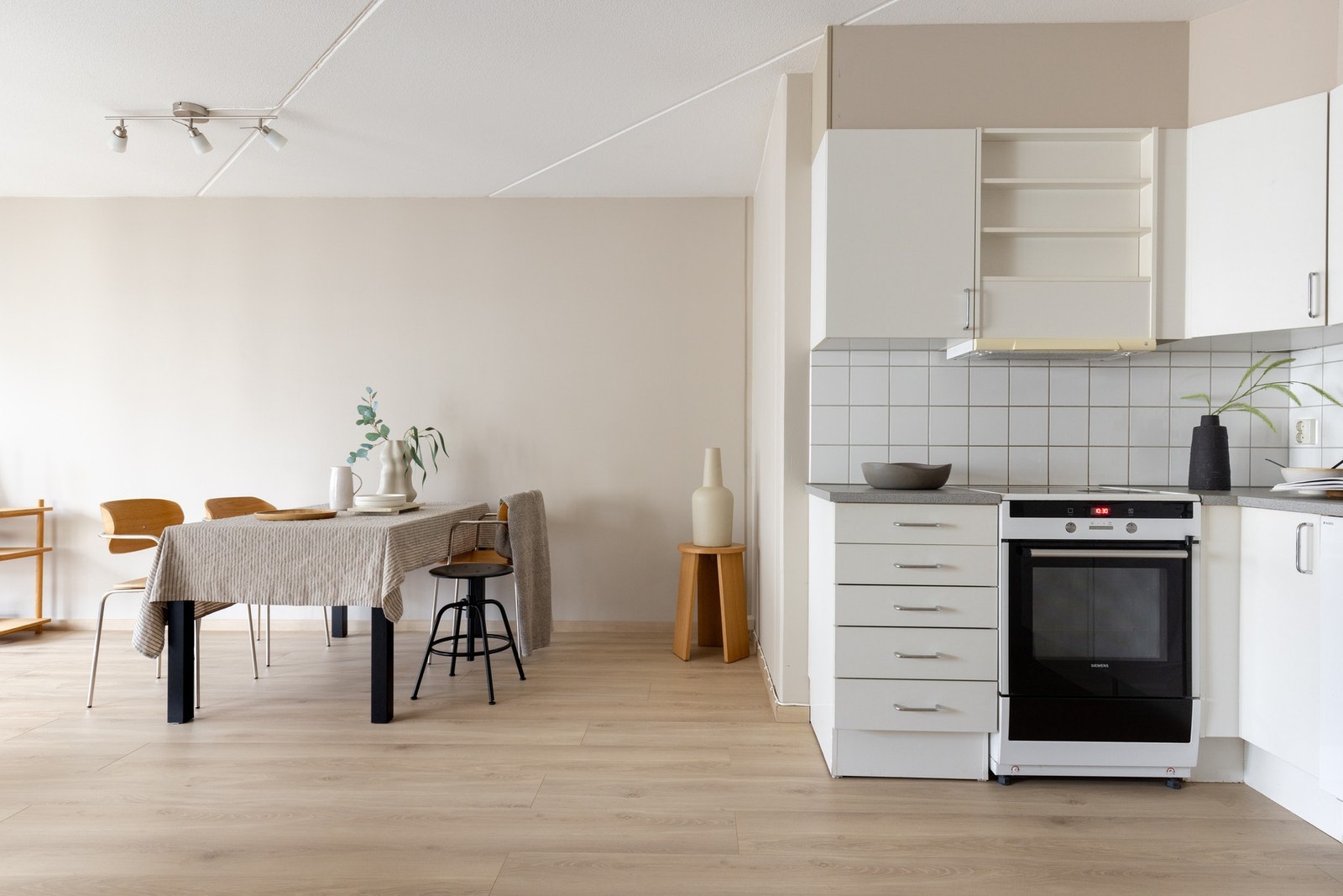 Den åpne kjøkkenløsningen gir en sosial og luftig romfølelse. Galleribilde