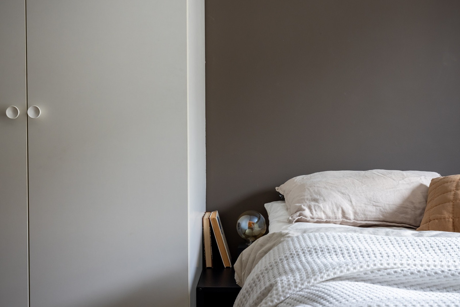 Rommet er malt i en lun farge og har laminat på gulv. Galleribilde