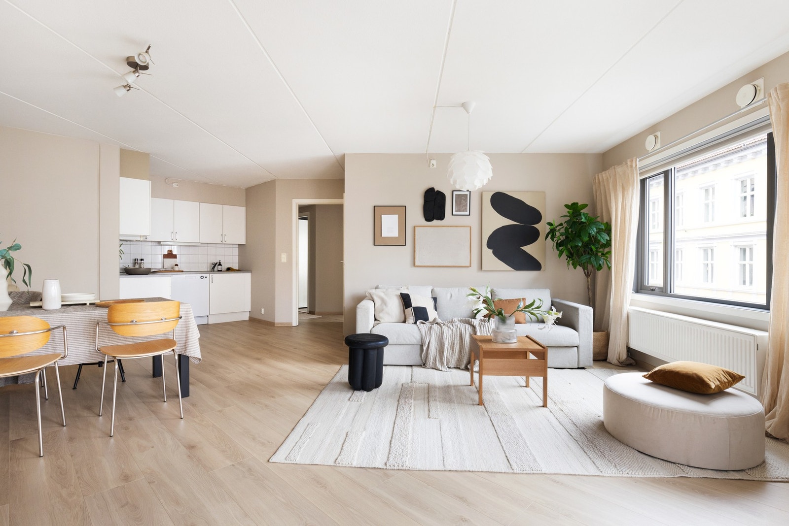 Rommet er malt i moderne fargevalg og har flott laminat på gulv lagt i 2023. Galleribilde