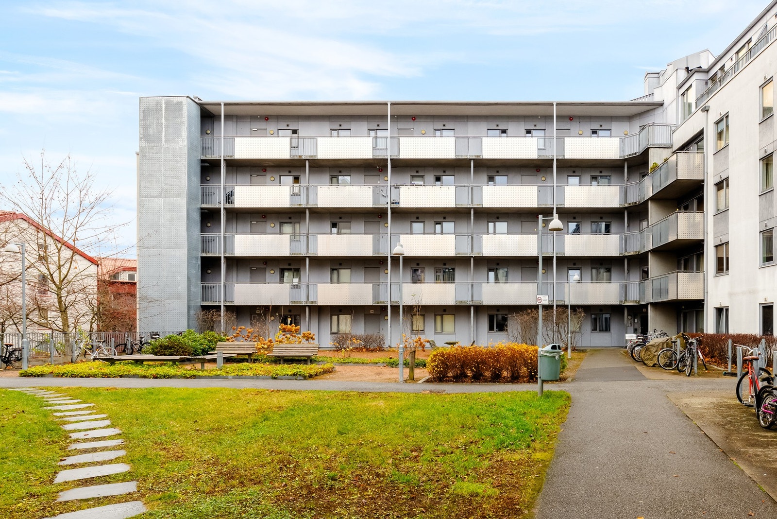 Felles, hyggelig bakgård. Galleribilde