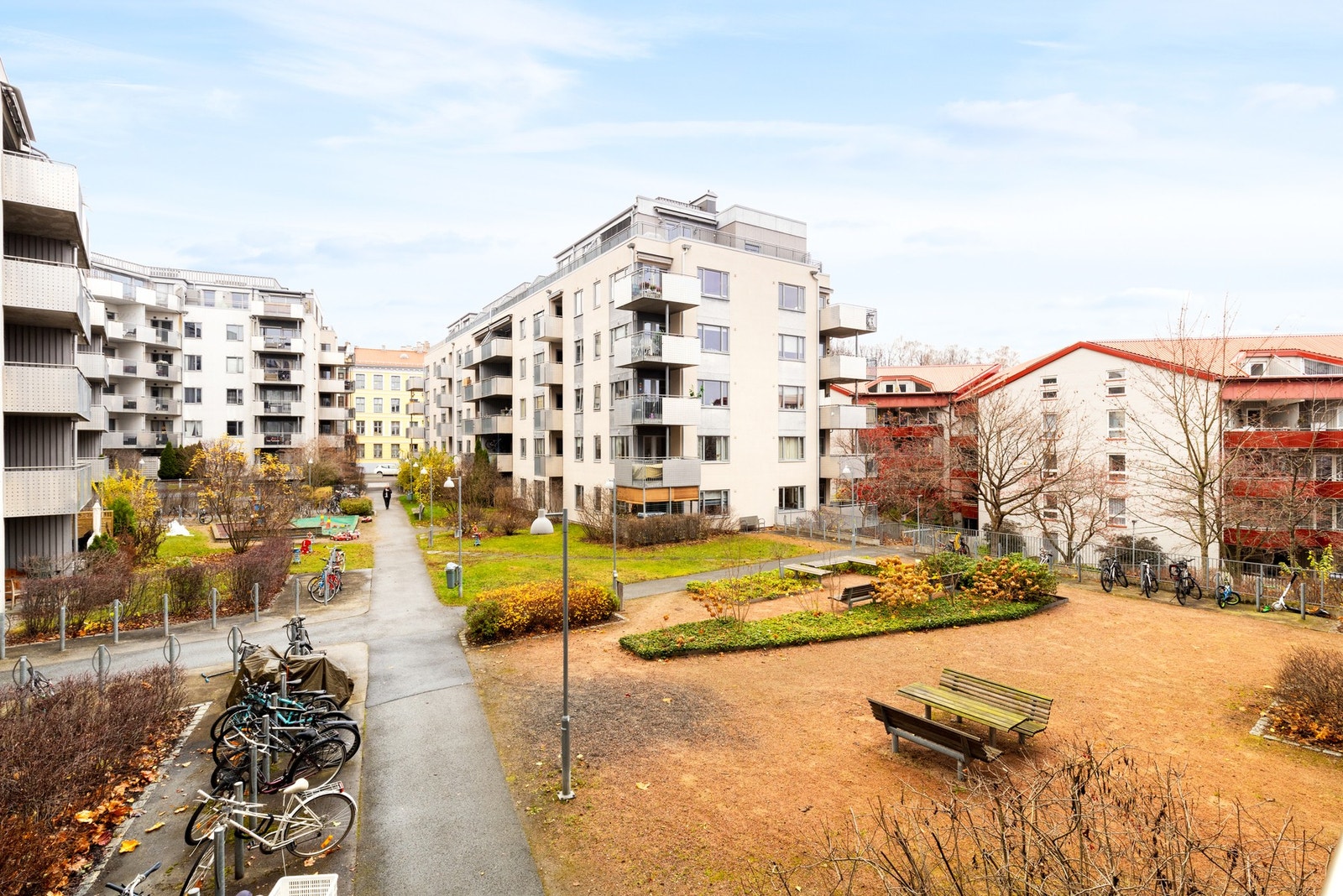 Pent opparbeidet med sittegrupper, sykkelstativ og lek for barna. Galleribilde