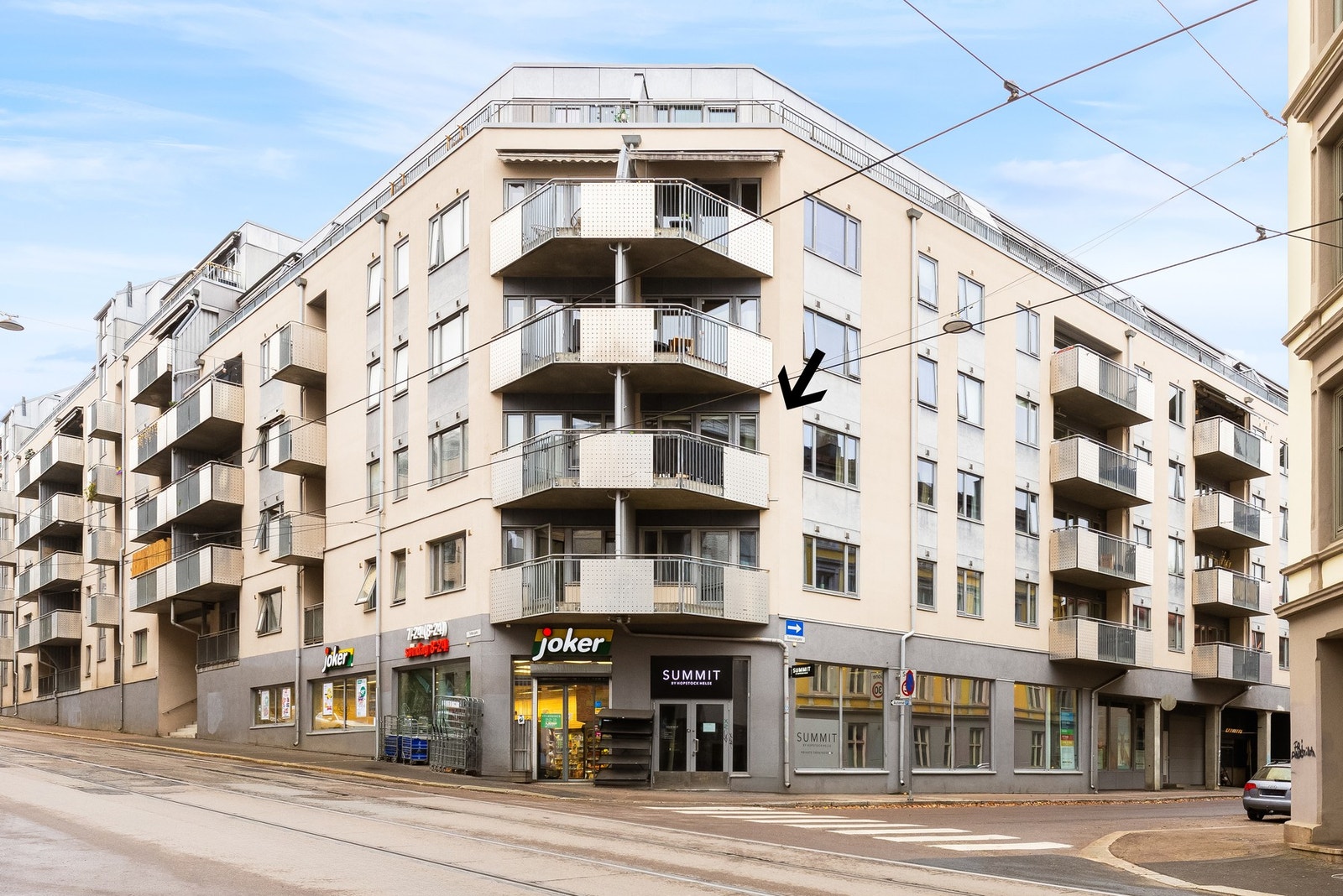 Fasade - Boligen ligger i byggets 2. etasje med heisadkomst, men oppleves som en høy 3. etasje fra balkongsiden. Galleribilde