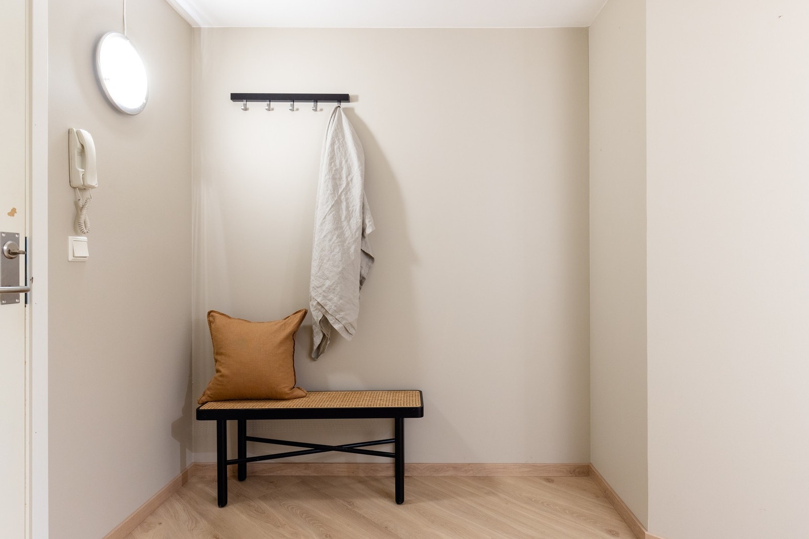 Entréen har god plass til knaggrekke, kommode, speil og lignende. Galleribilde