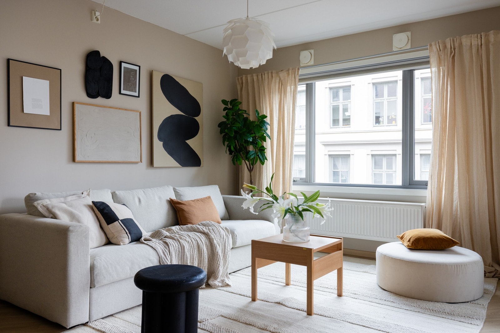 Det er god plass til sofagruppe med tilhørende møblement. Galleribilde