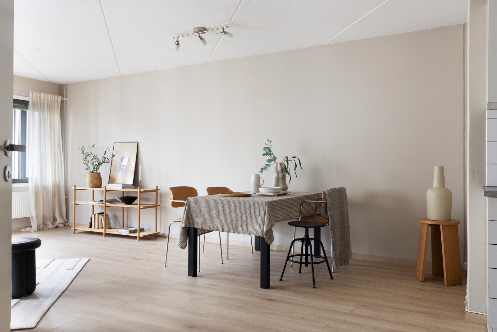 Stuen har også god plass til spisebord. Galleribilde